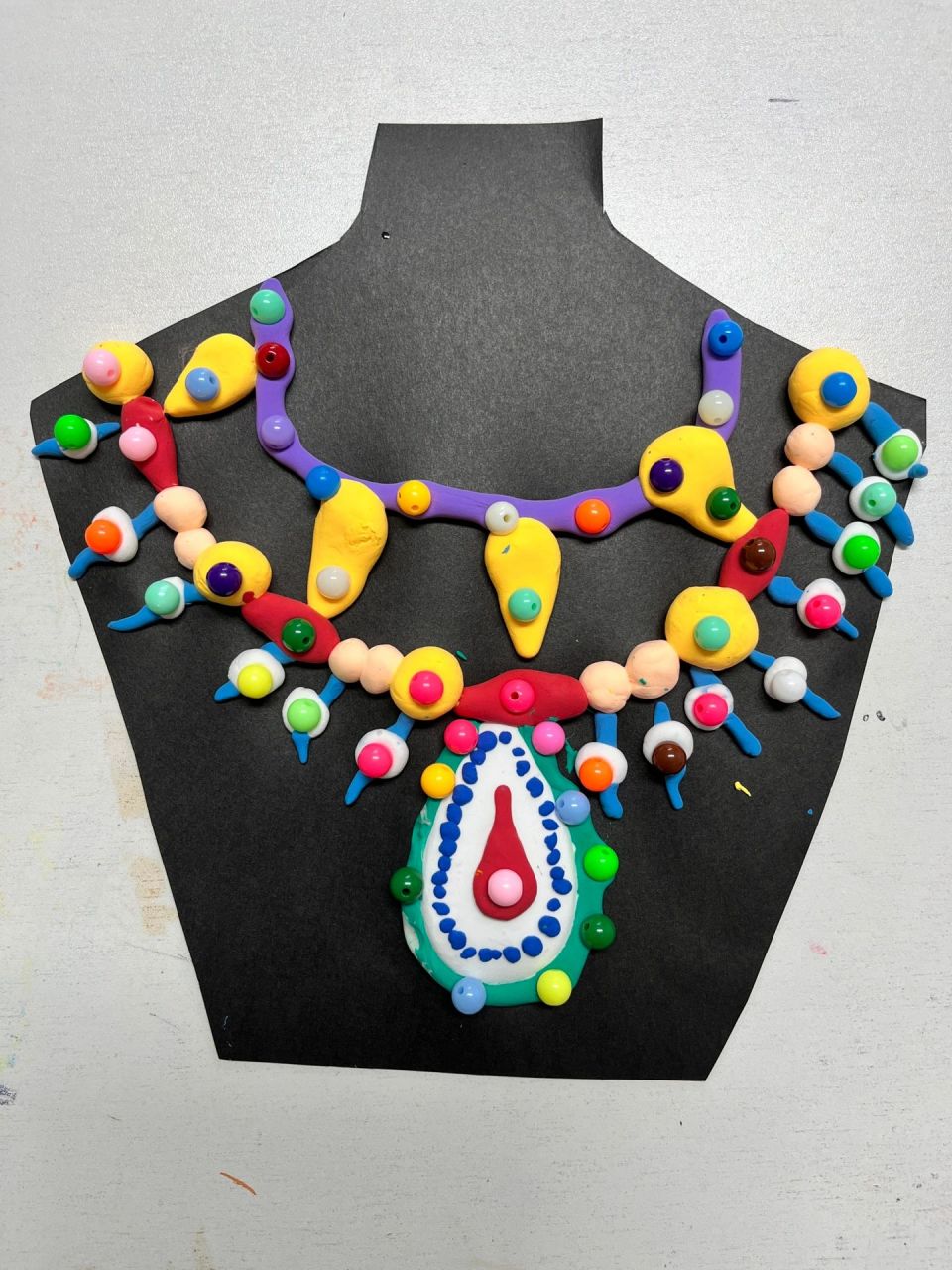 4-5岁手工黏土制作《藏族项链》 藏族项链99 99主题诠释:本节课