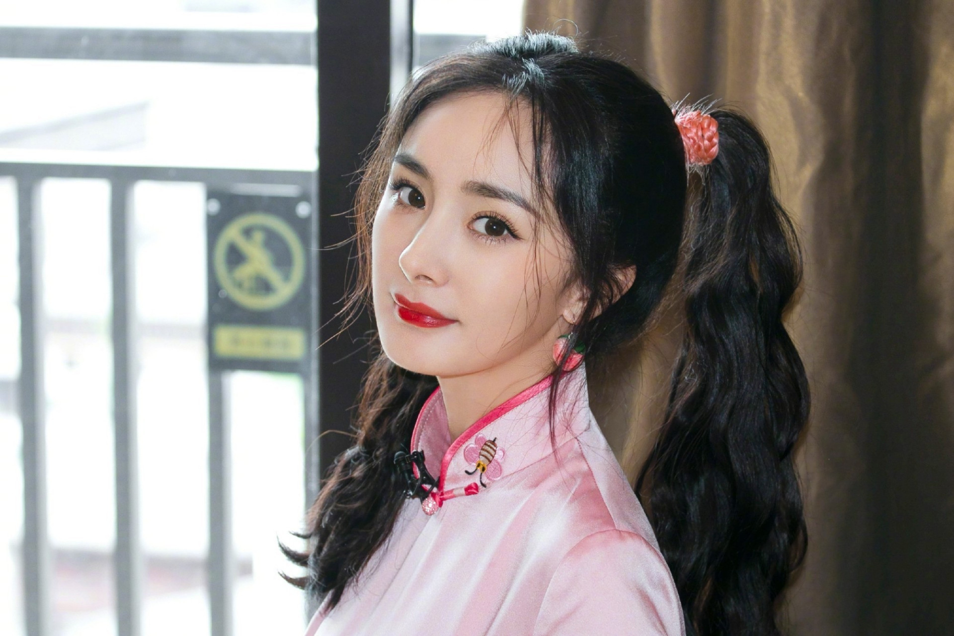 杨幂,粉色旗袍双马尾,又美又媚
