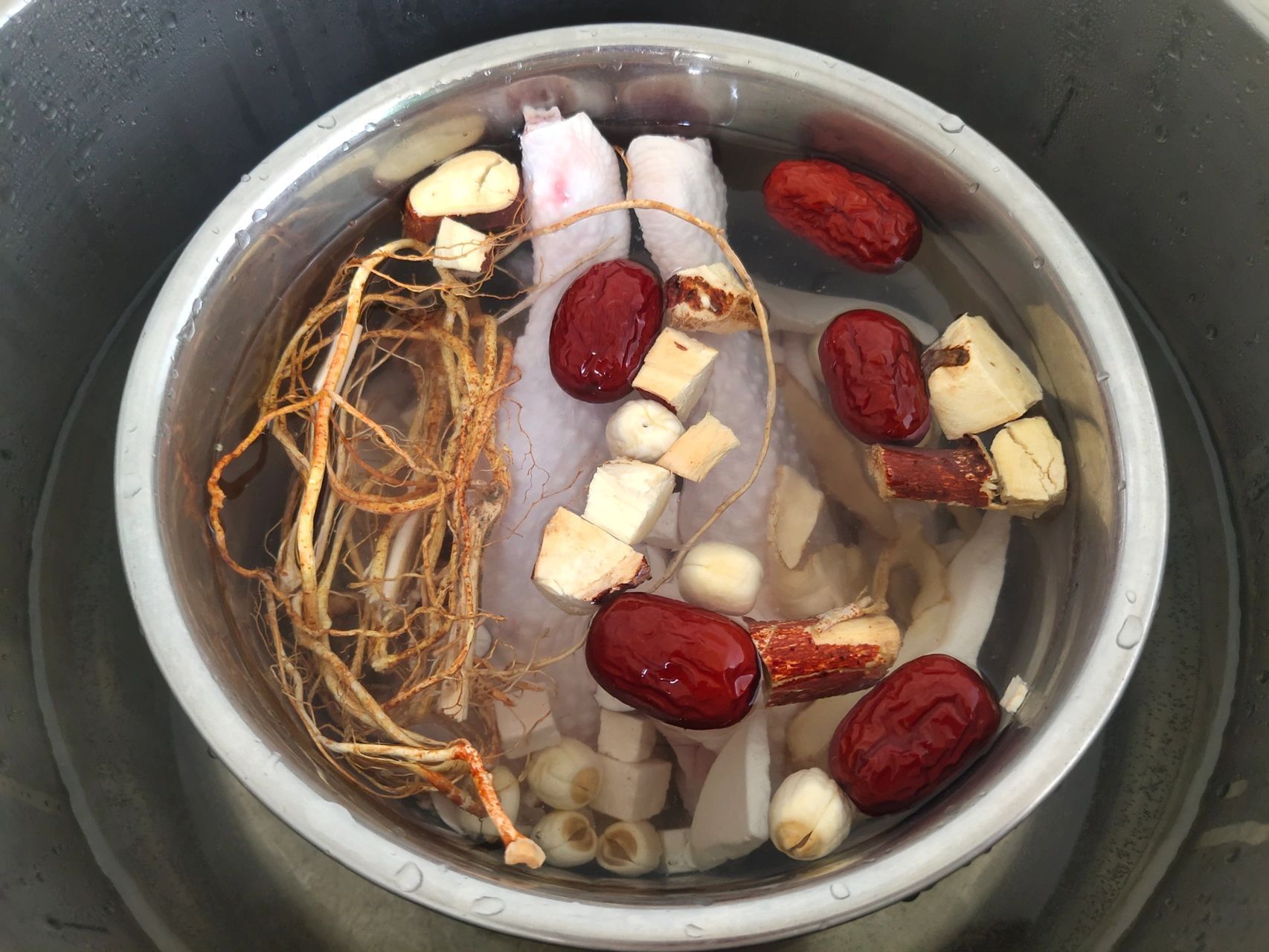 祛湿健脾五指毛桃煲鸡汤 作为一名地道的广东女孩我真的是超级爱煲汤