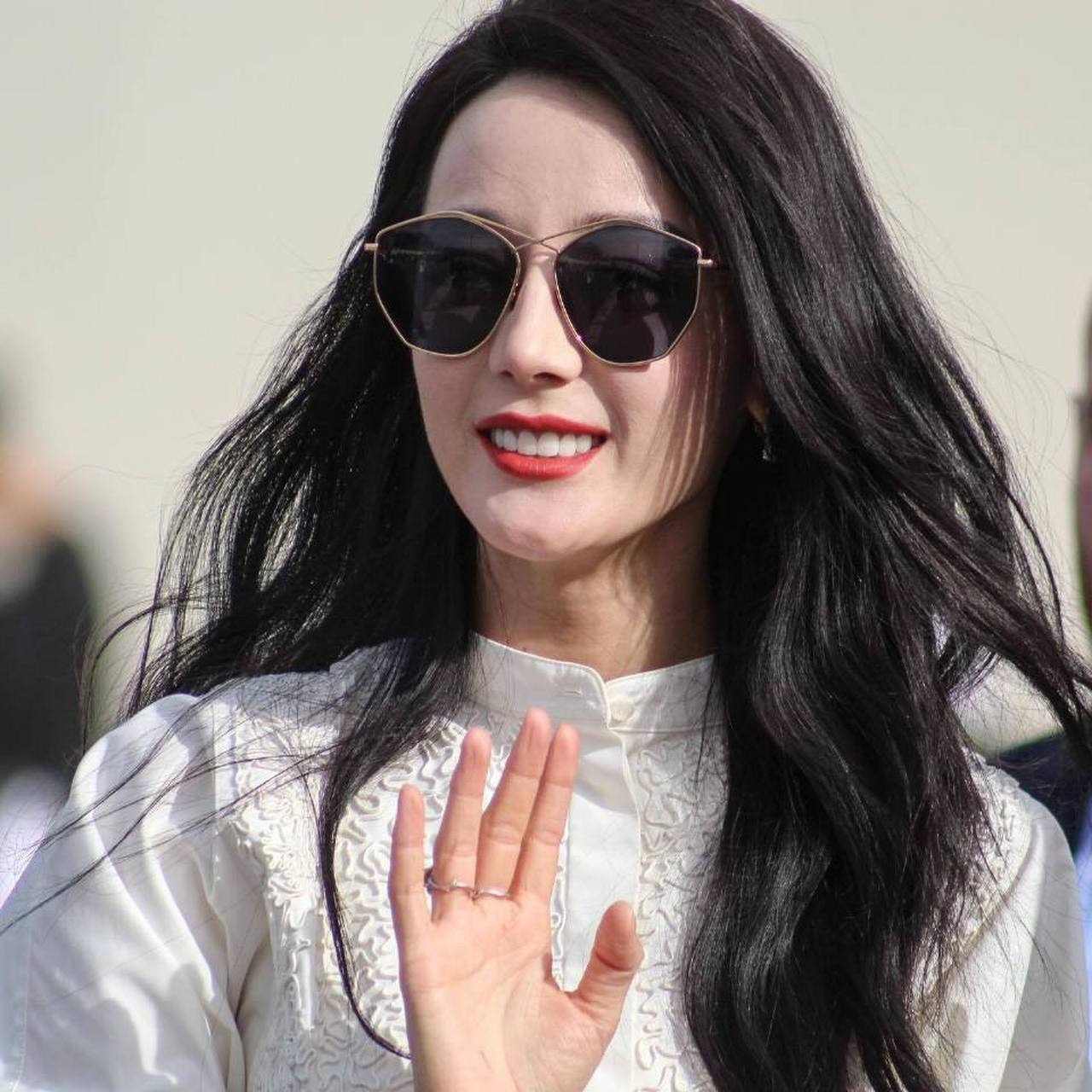 看来年龄对迪丽热巴还是有影响的,已经有点疲惫的.