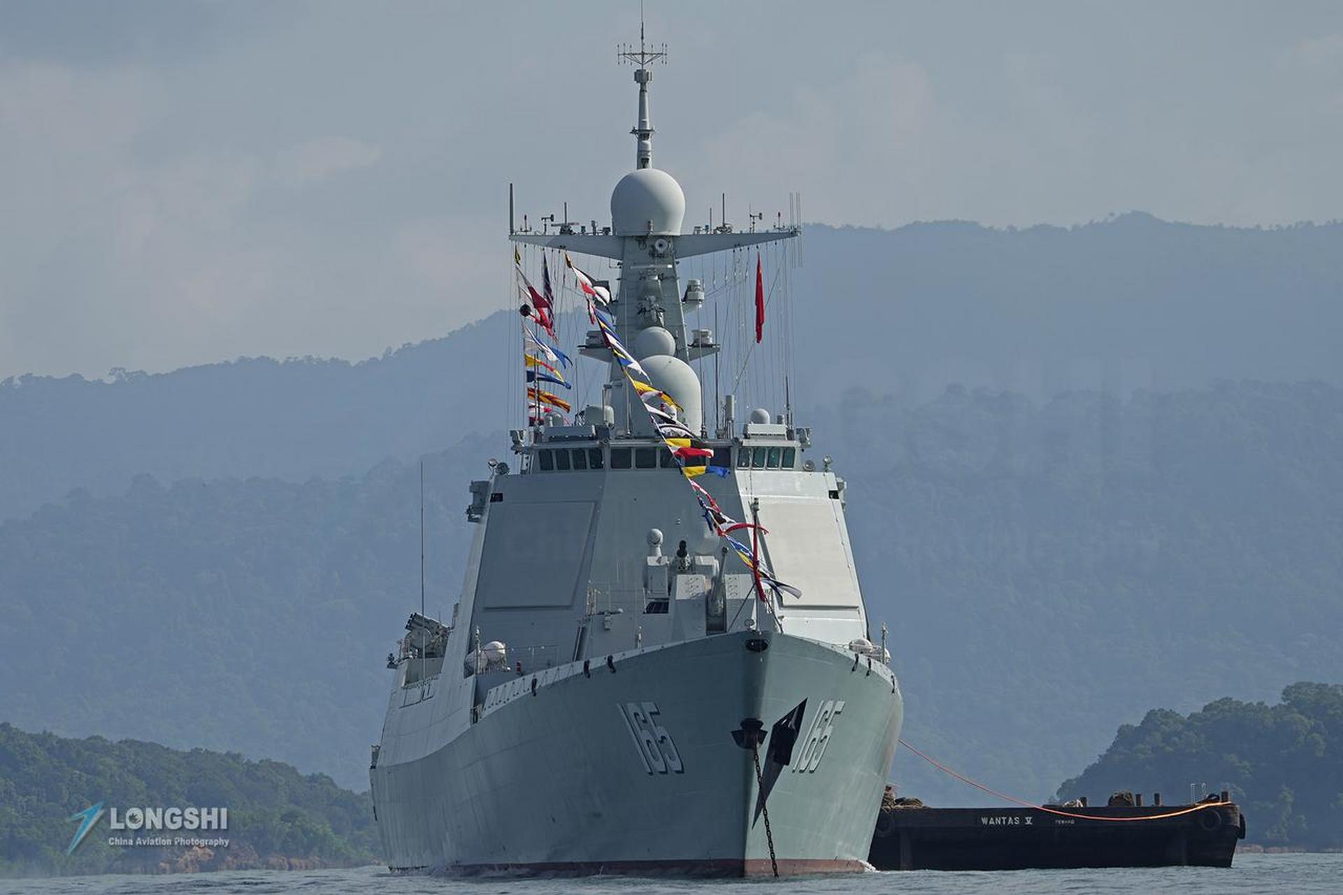 解放军052d导弹驱逐舰在台海驱离了美国海军ddg93钟云号导弹驱逐舰,解