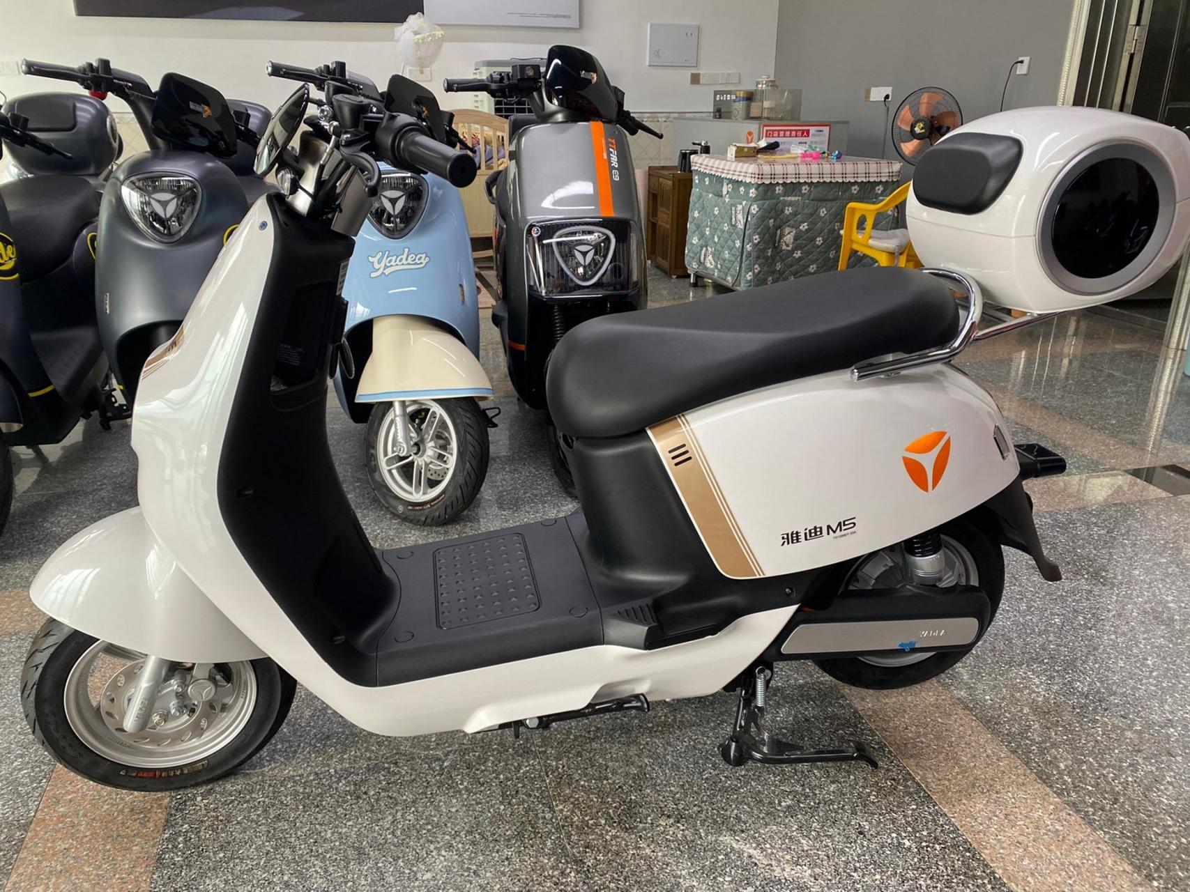 雅迪冠能m5,前后双对置钢碟刹1200w电机,80-100公里续航