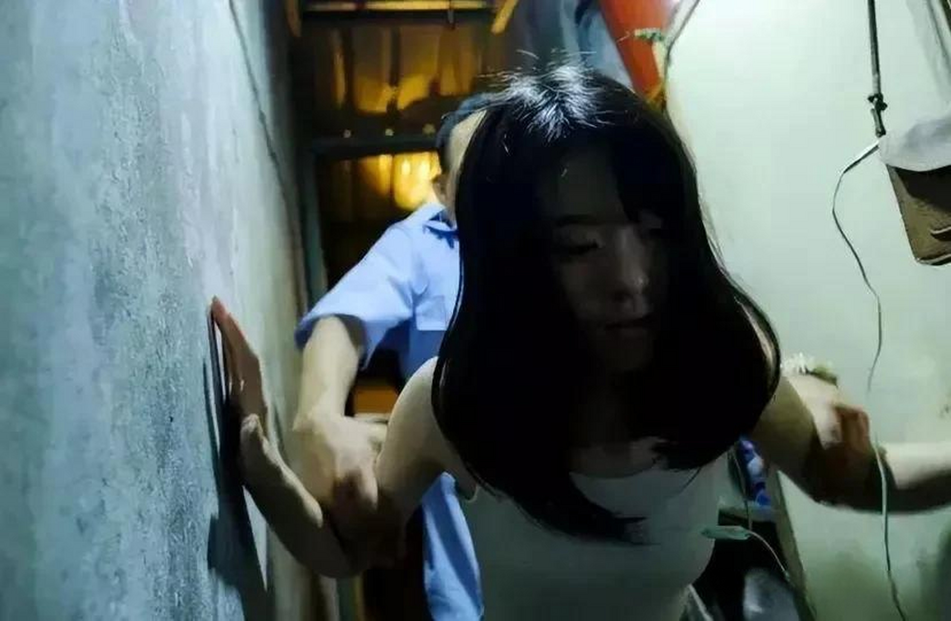 警察扫黄破门而入,男子不但没停反而加速!