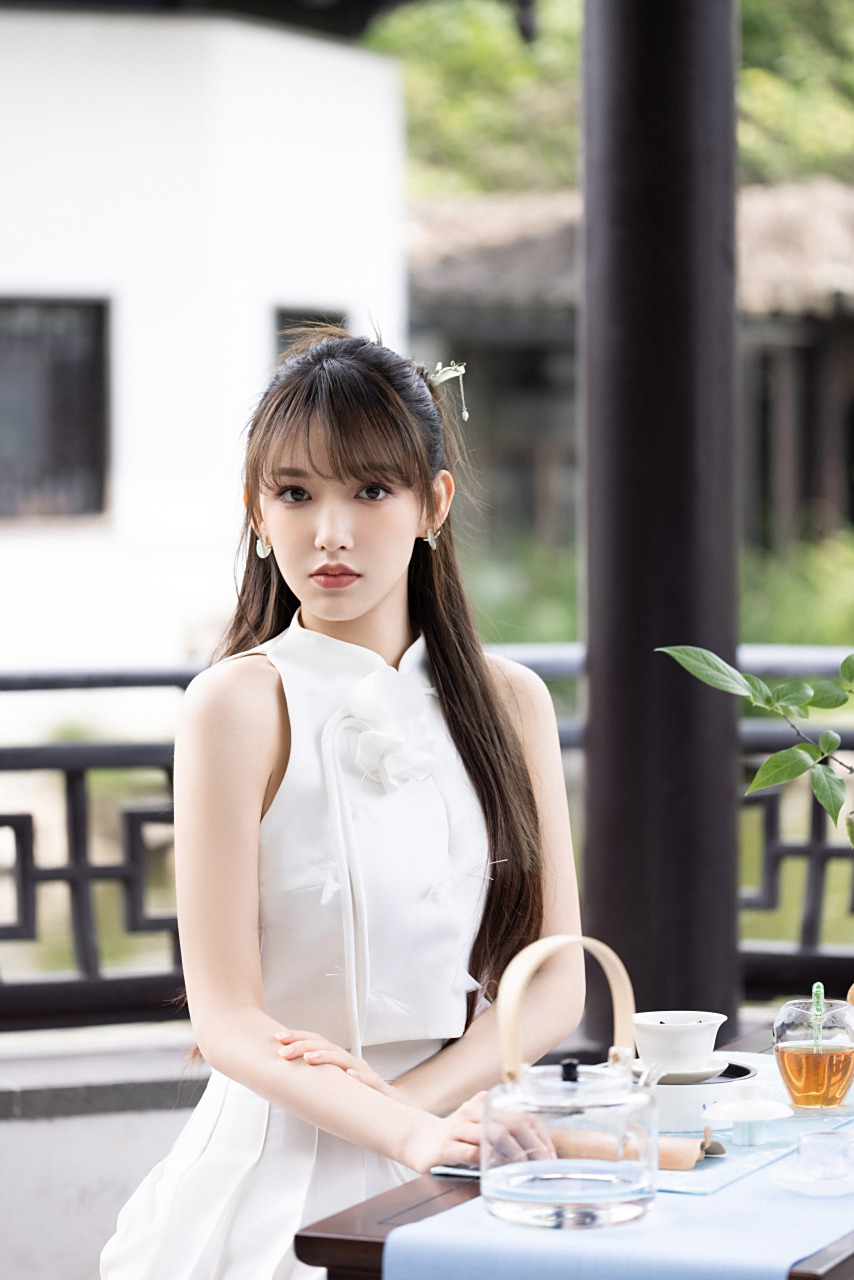 程潇国风旗袍造型好米![期待][期待][期待]不愧是美少女!