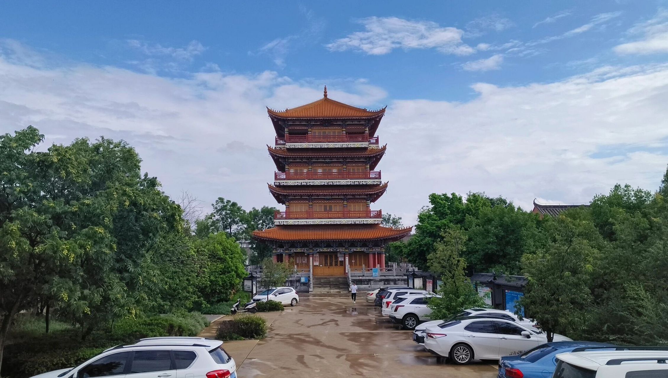 蒙自尼苏小镇 尼苏小镇,位于蒙自市郊.小镇宁静和谐,租一辆双人自行车