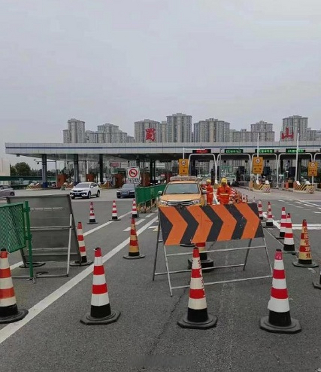 【出城市民请注意:这个道口增设潮汐车道】为提高端午假期绕城高速