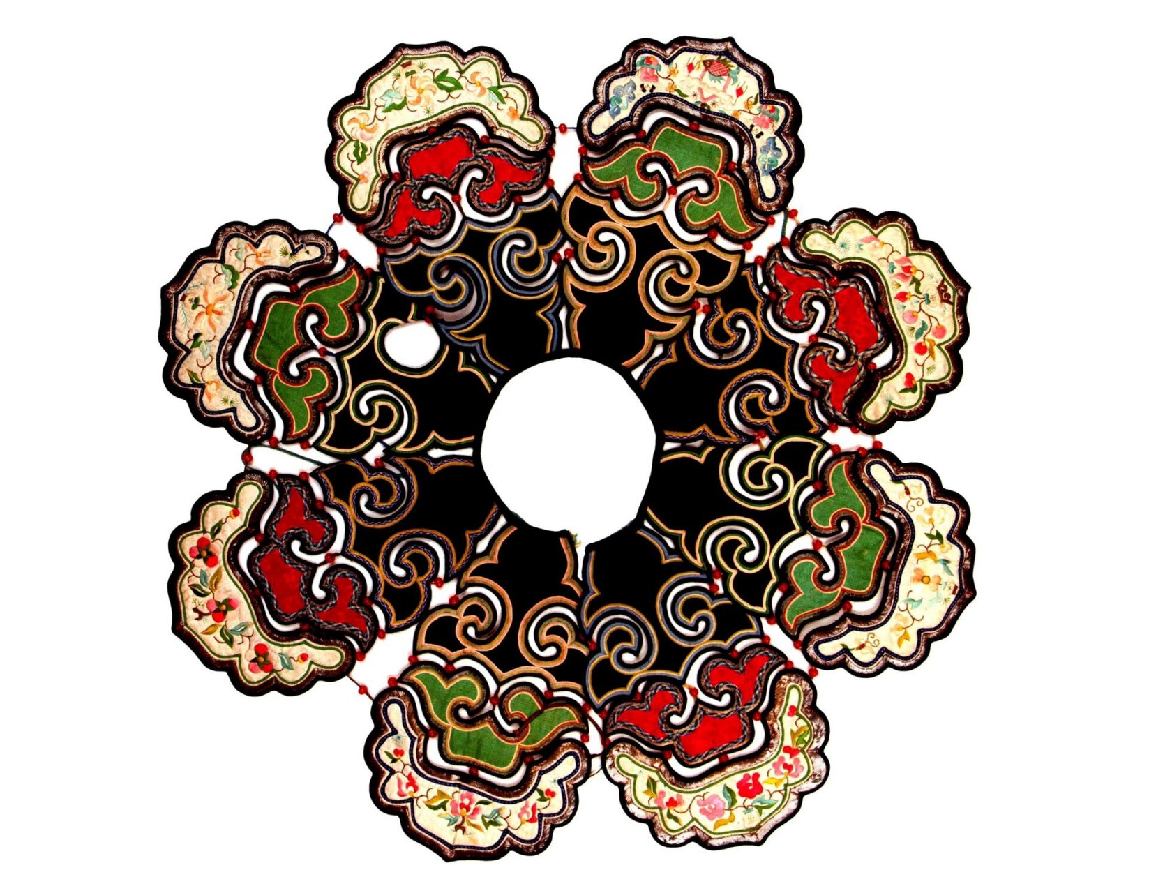 精美刺绣云肩合集 图1图2为如意式挖补绣蝴蝶寿字纹云肩 图3为如意式