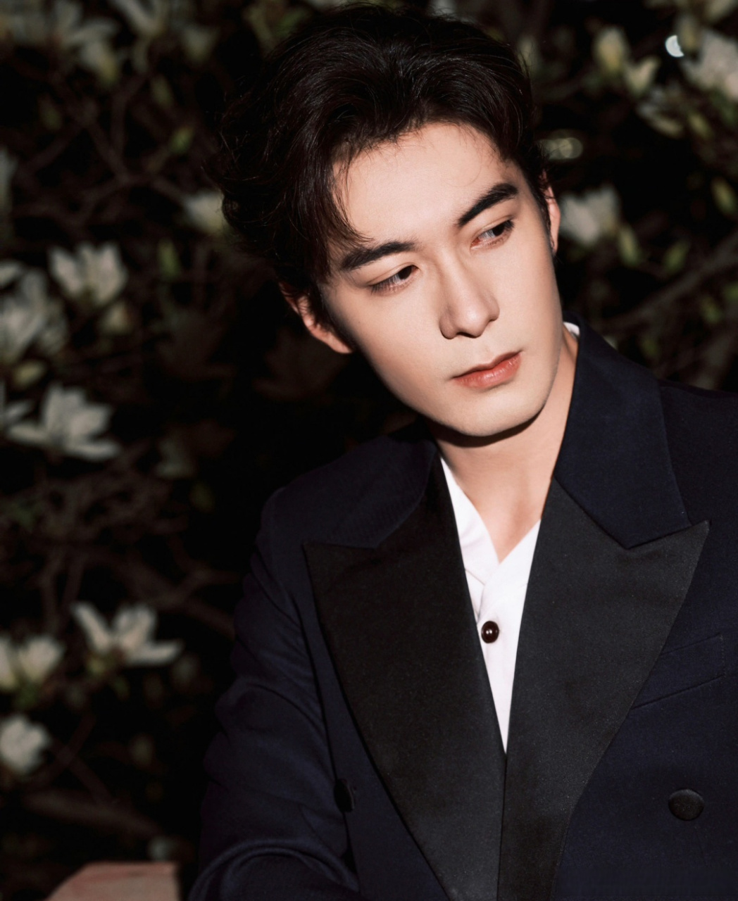 敲娱的星鲜事#@陈星旭玉兰花九宫格 @陈星旭 深情的眼神和完美的下颌