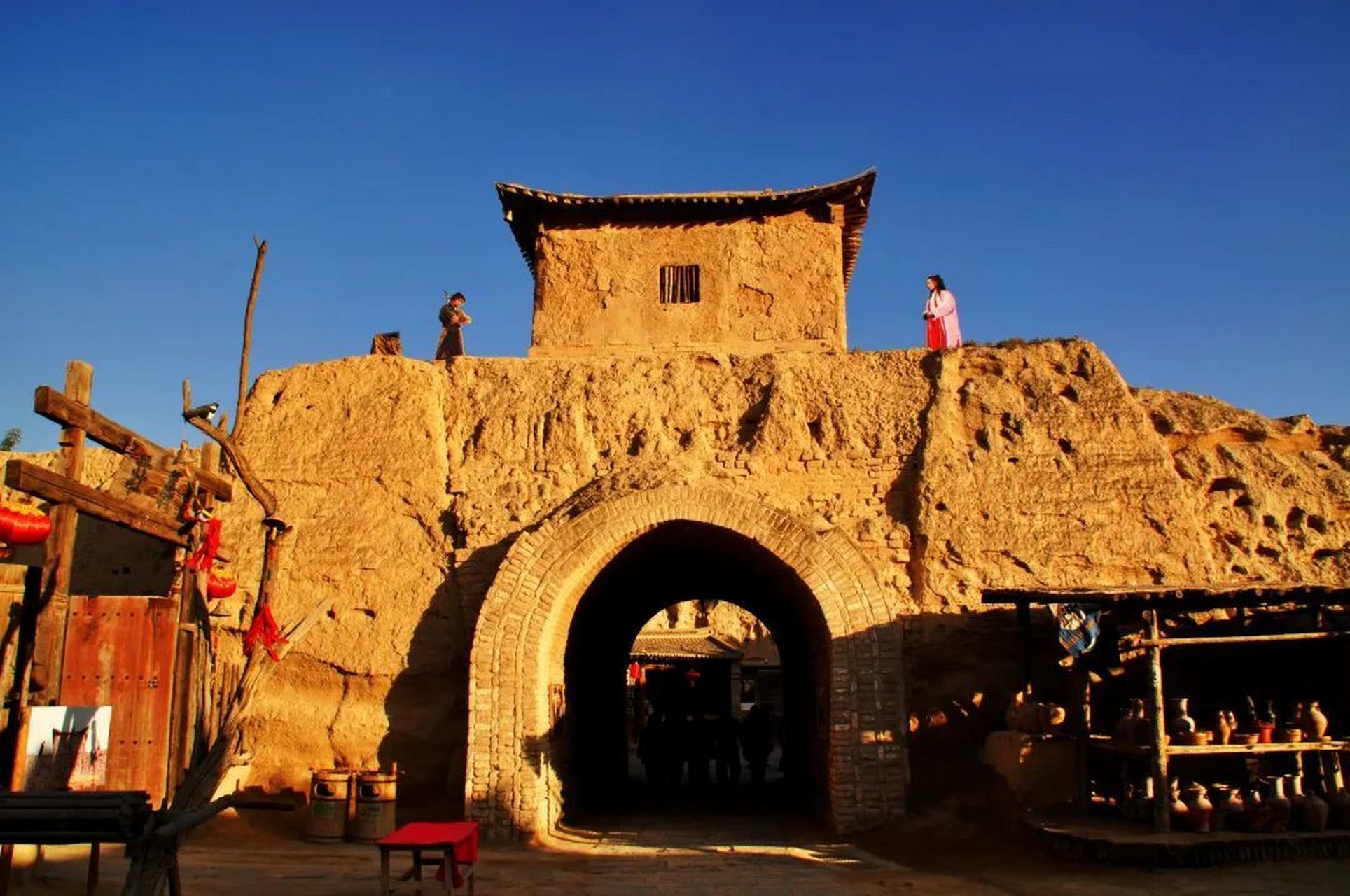 镇北堡西部影城(上) 镇北堡西部影城,地处雄浑的贺兰山东麓的宁夏首府