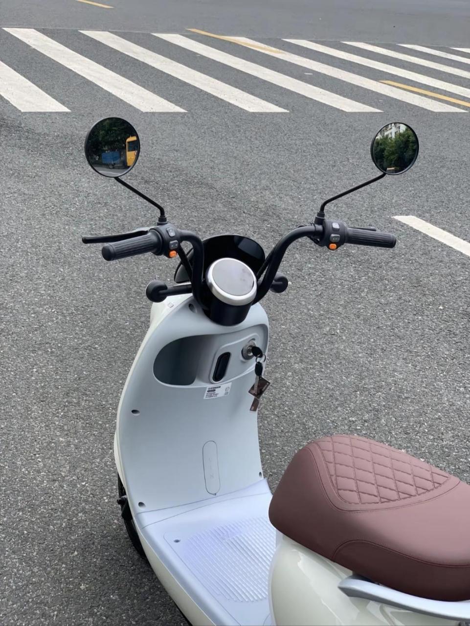 雅迪q6青春版碟刹 轻巧玲珑造型 碟刹稳定制动 nfc智能刷卡控车 仅需