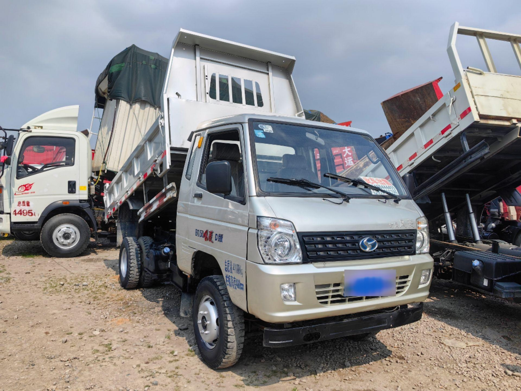 又到一台时风风菱d版,看照片就知道车况一个字(好)带全险.非常安全.