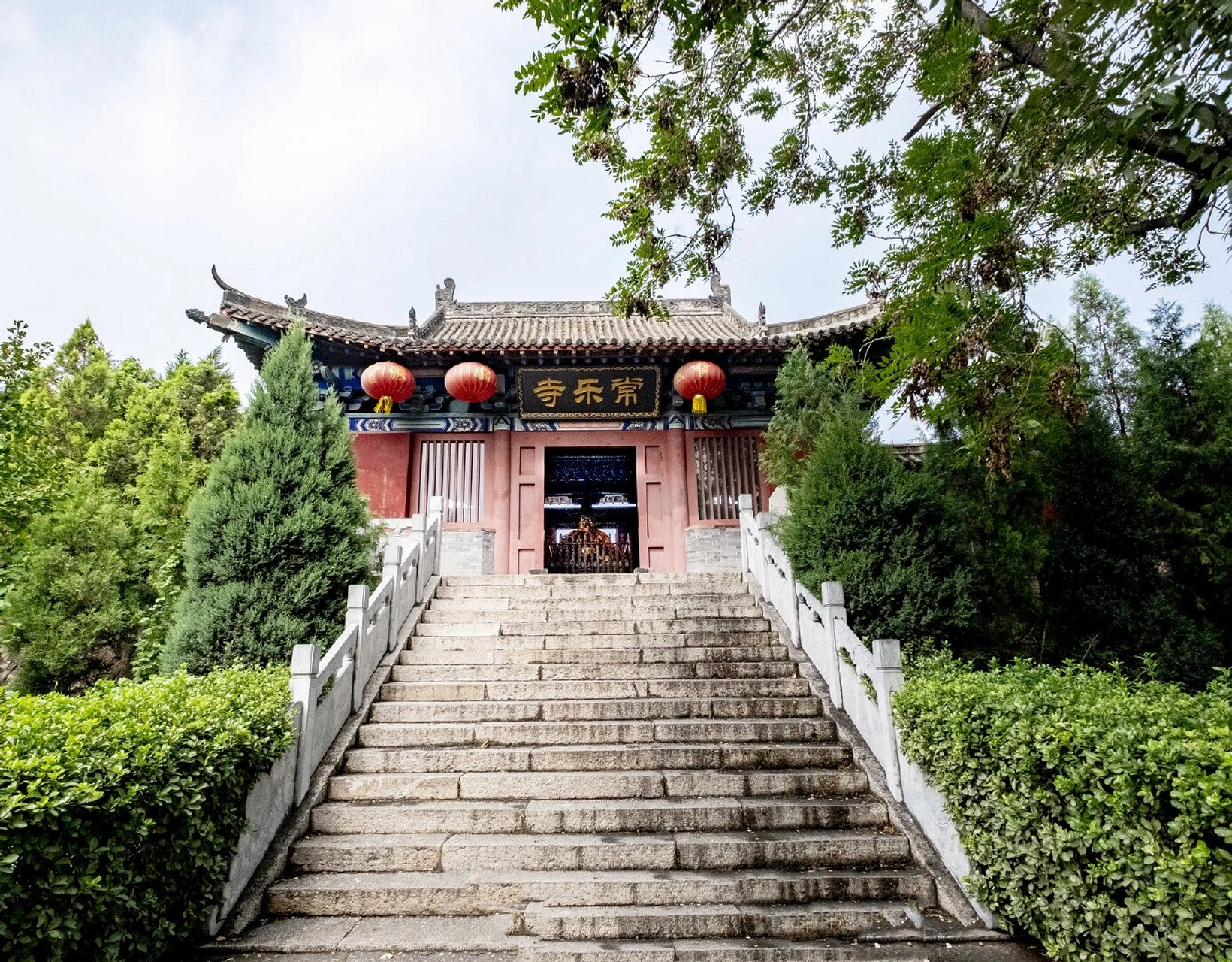 响堂山石窟·常乐寺 响堂山石窟前,原有寺庙.