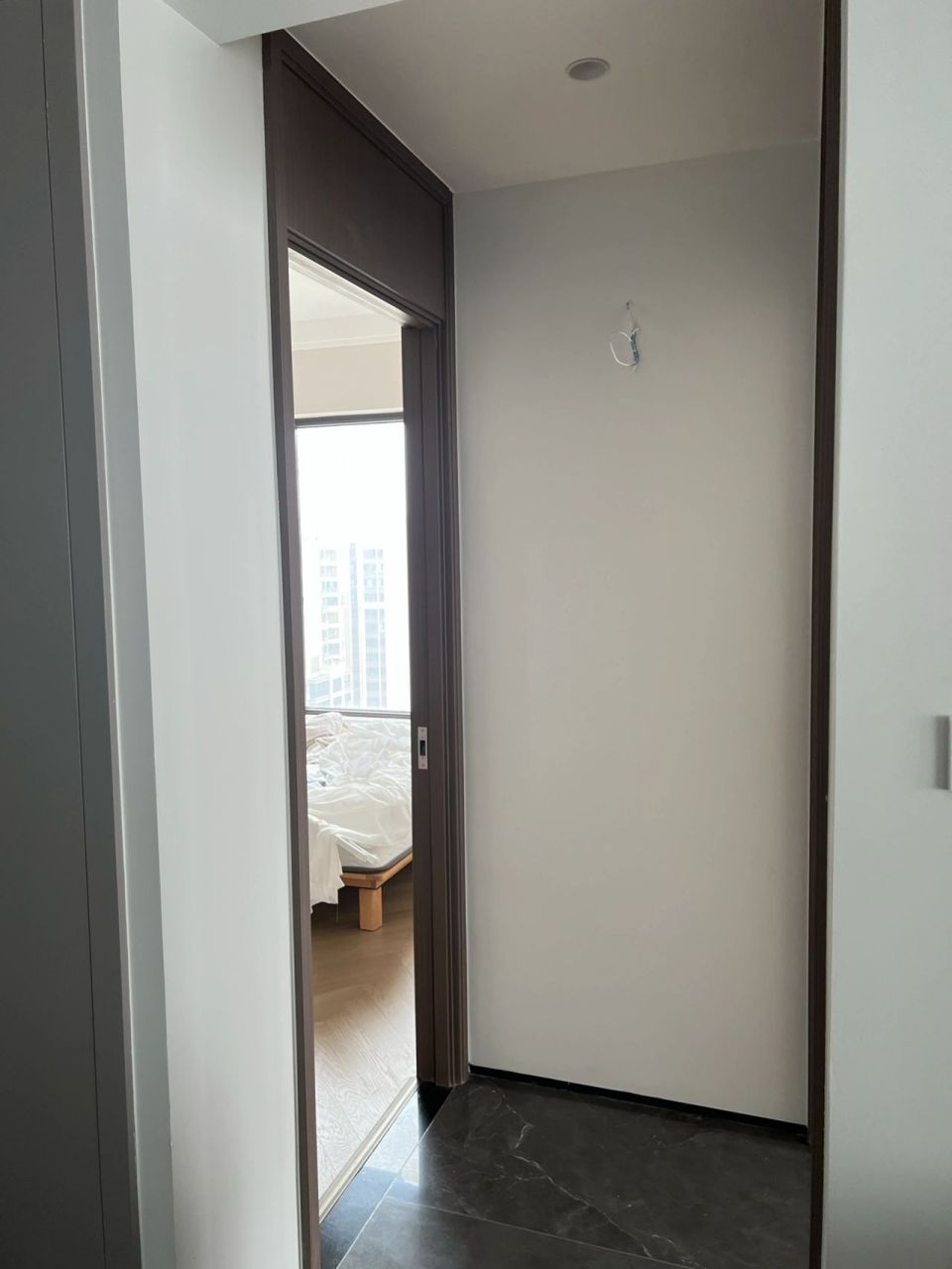 当时为了省钱只是门外加了门楣做一门到顶的效果房间里面没做,这样一