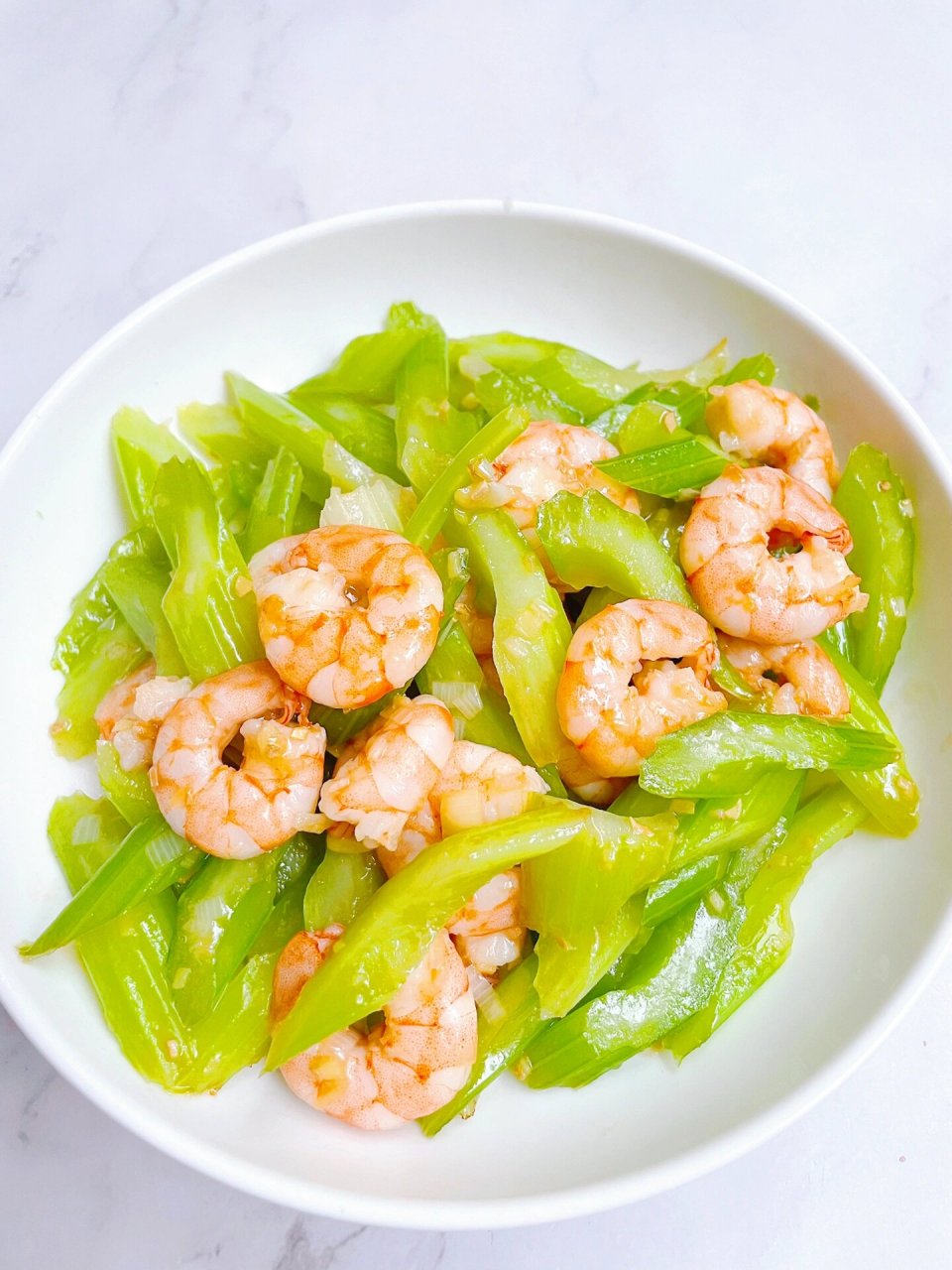 家常菜︱西芹炒虾仁 分享一道普普通通的家常菜西芹炒虾仁,这道菜不但