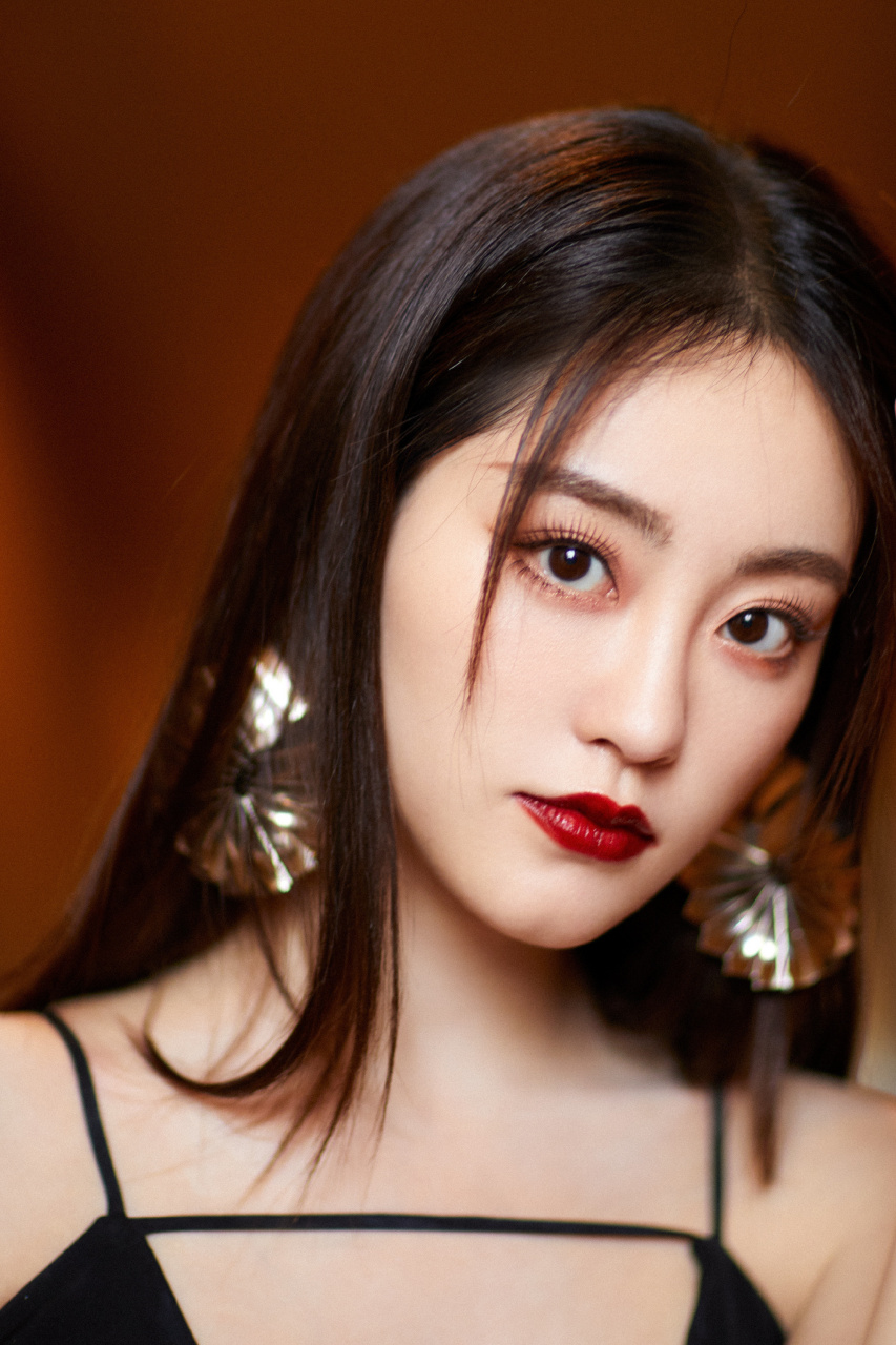 祝绪丹红唇黑色吊带裙写真壁纸