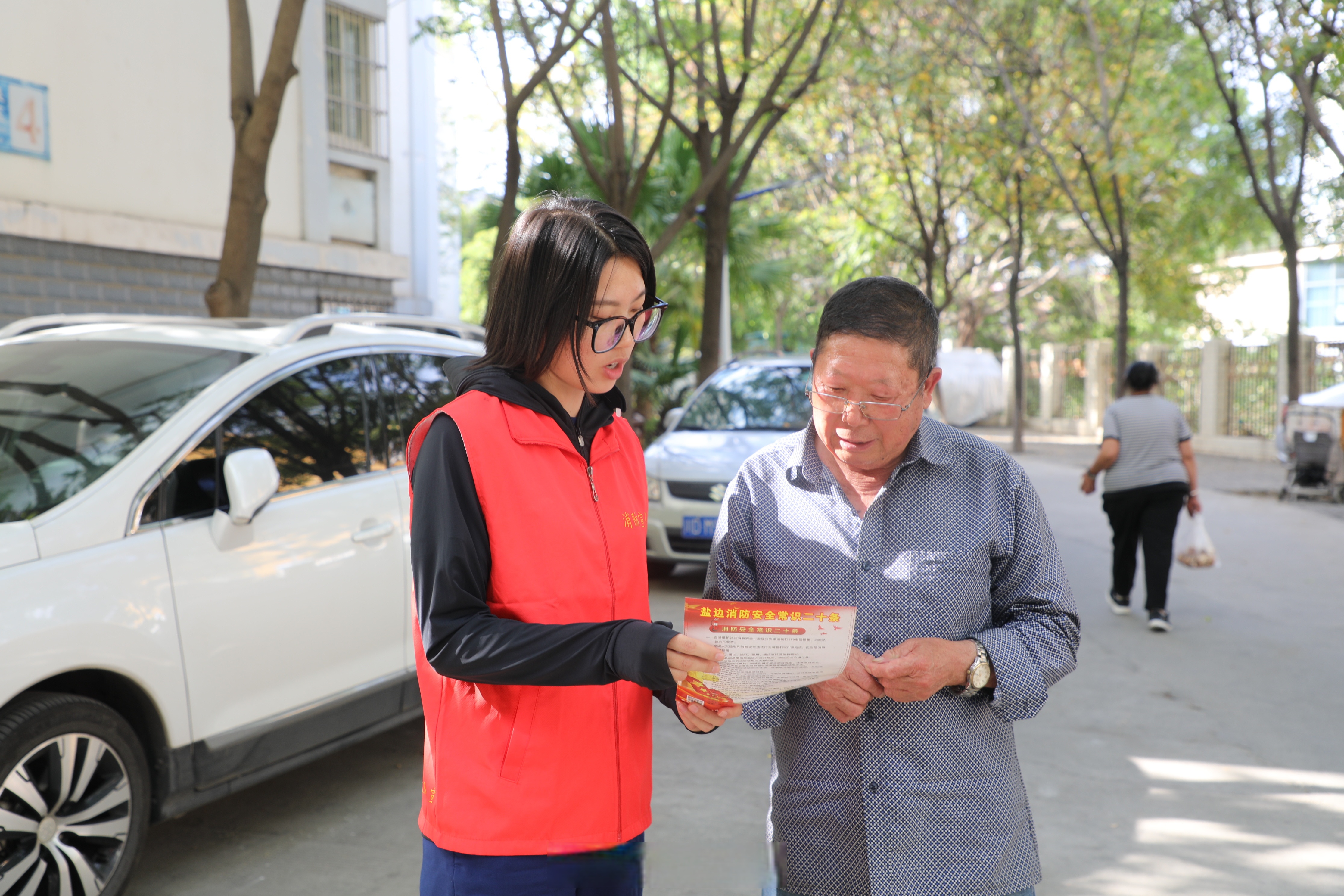 通过面对面发放宣传单,现场讲解等形式,为居民普及消防知识,增强大家