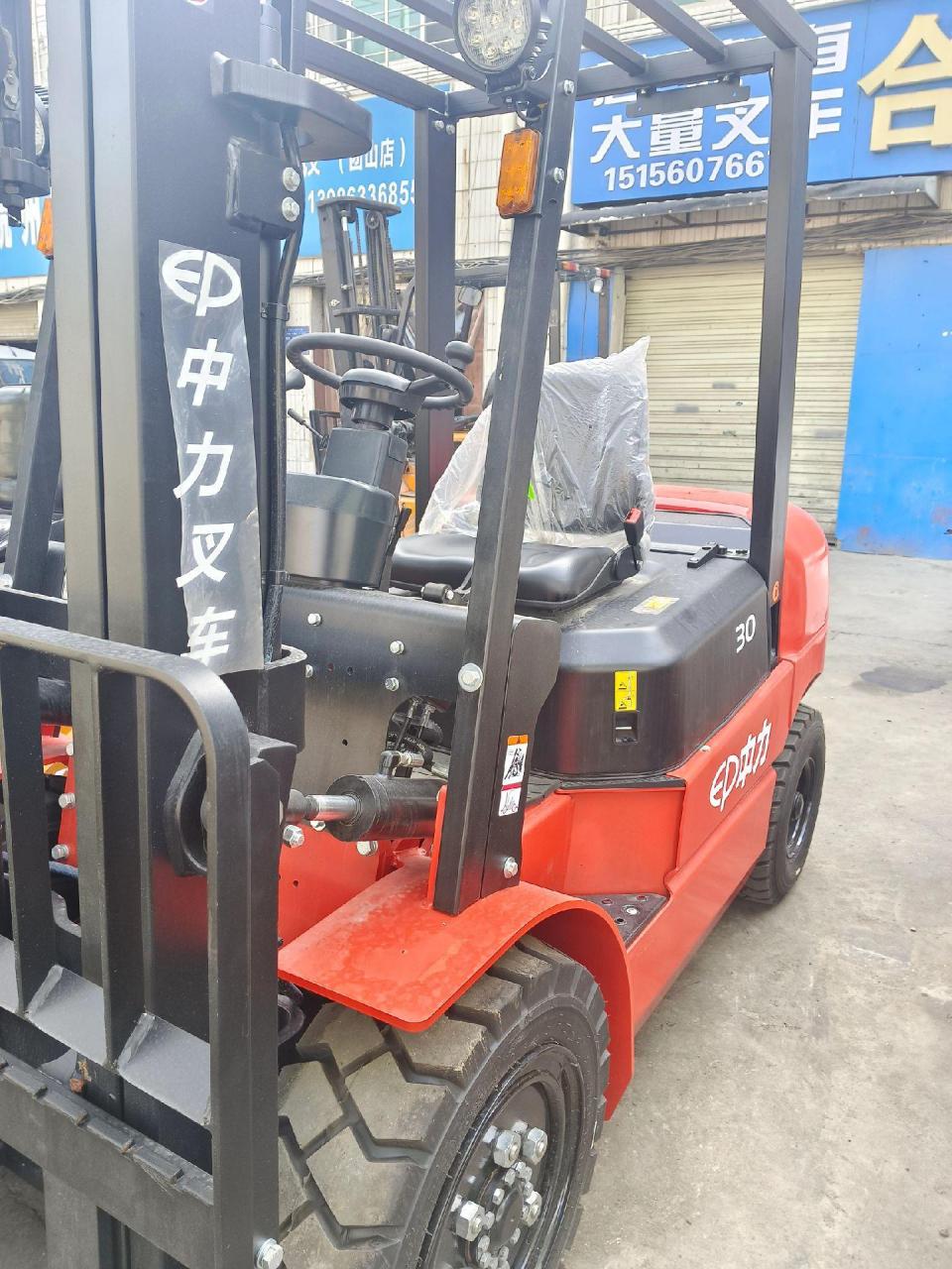 中力全新柴油叉车,国四排放手动挡升高三米,价格不高,只要四万多,有