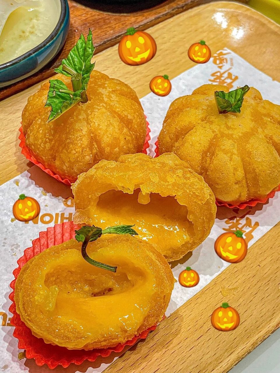 朋友拉着去吃的绣粤真的8错! 61 手工南瓜球99 外皮酥酥糯糯的!