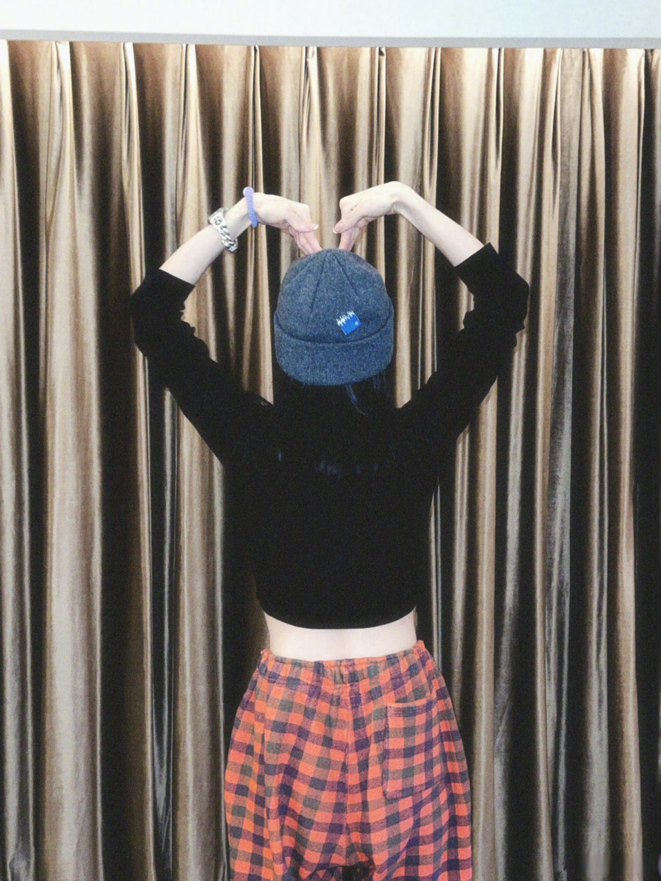 我直接嘶哈～嘶哈～010101#宋茜晒背影比心照##宋茜加盟2024