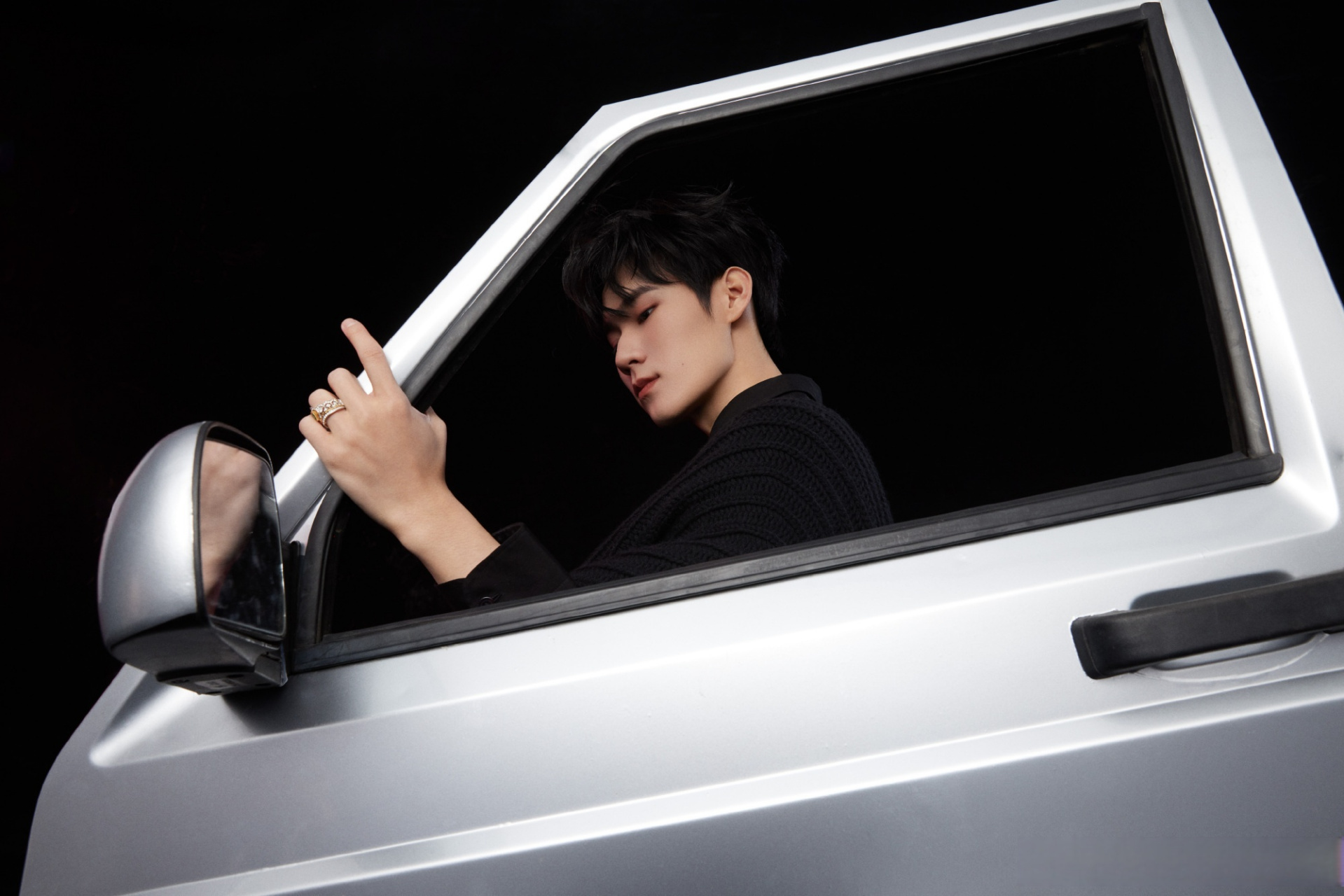 张真源汽车大片# 张真源最新汽车大片好炫酷啊,冷色调背景配上张朗Ζ