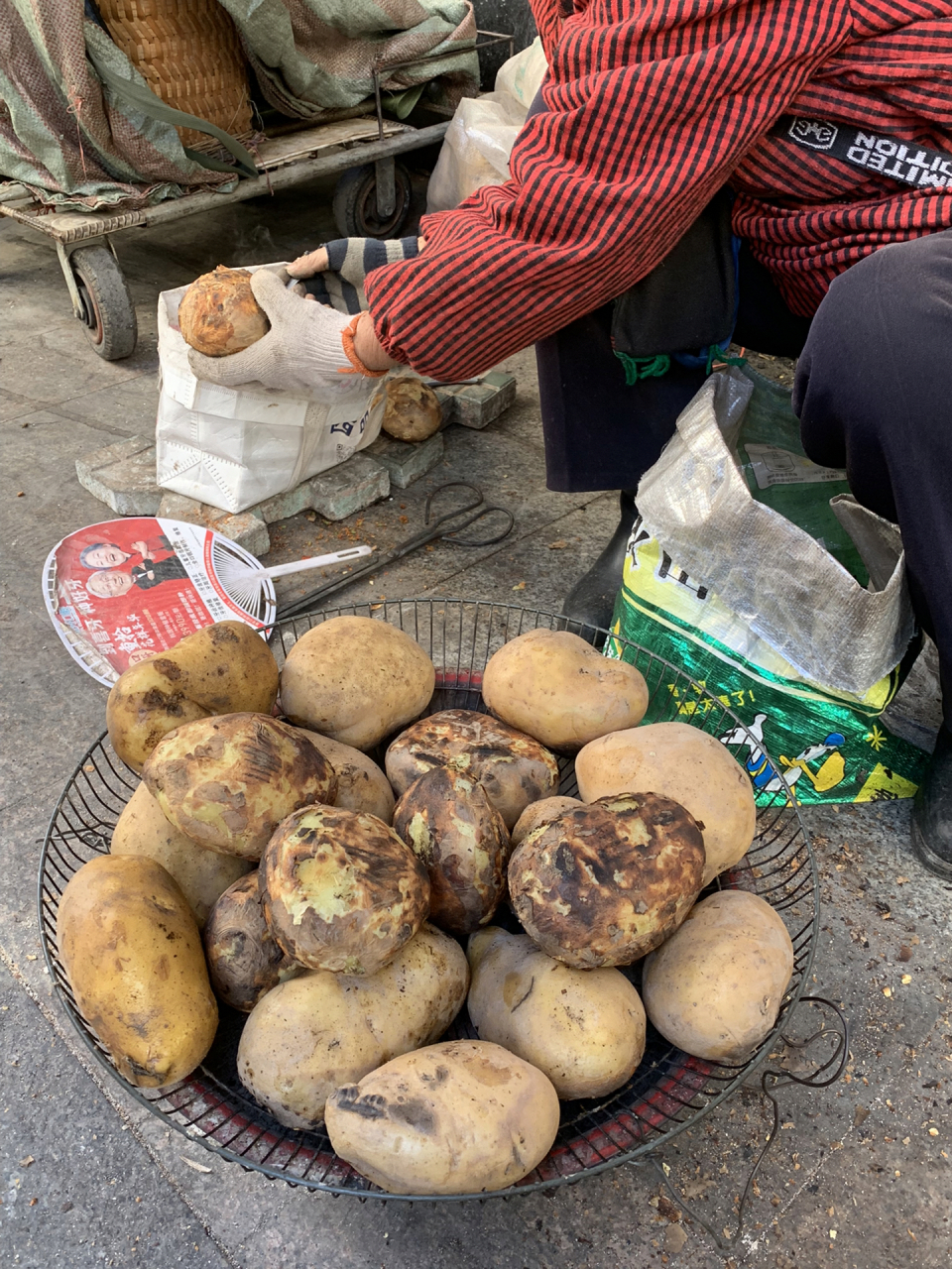 西昌美食|凉山汉堡真的香97才5r/个 好喜欢吃烤洋芋啊～ 高山洋芋真