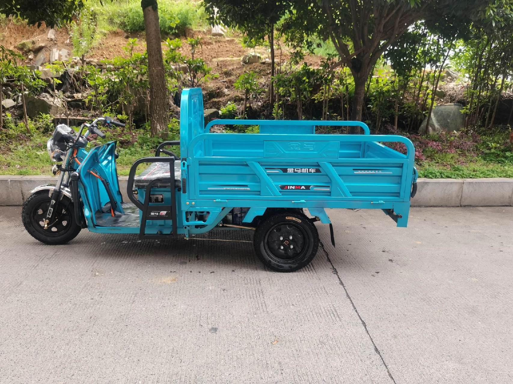 金马电动三轮车全新库存货箱1米6宽度1米1,现在只要2980米新电瓶新