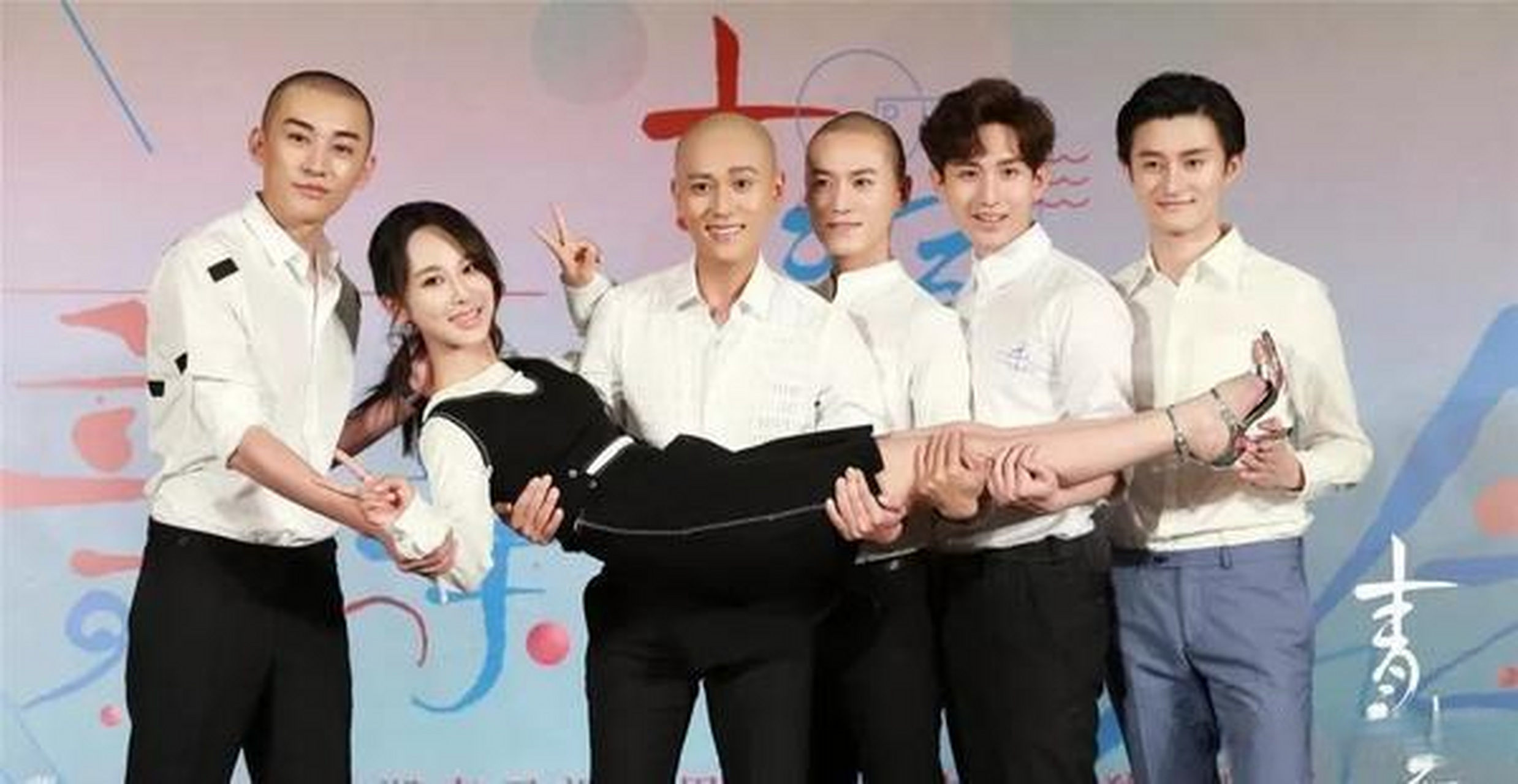 难怪感觉杨紫和长相思男主的合照似曾相识,只是身边不再是秦俊杰了