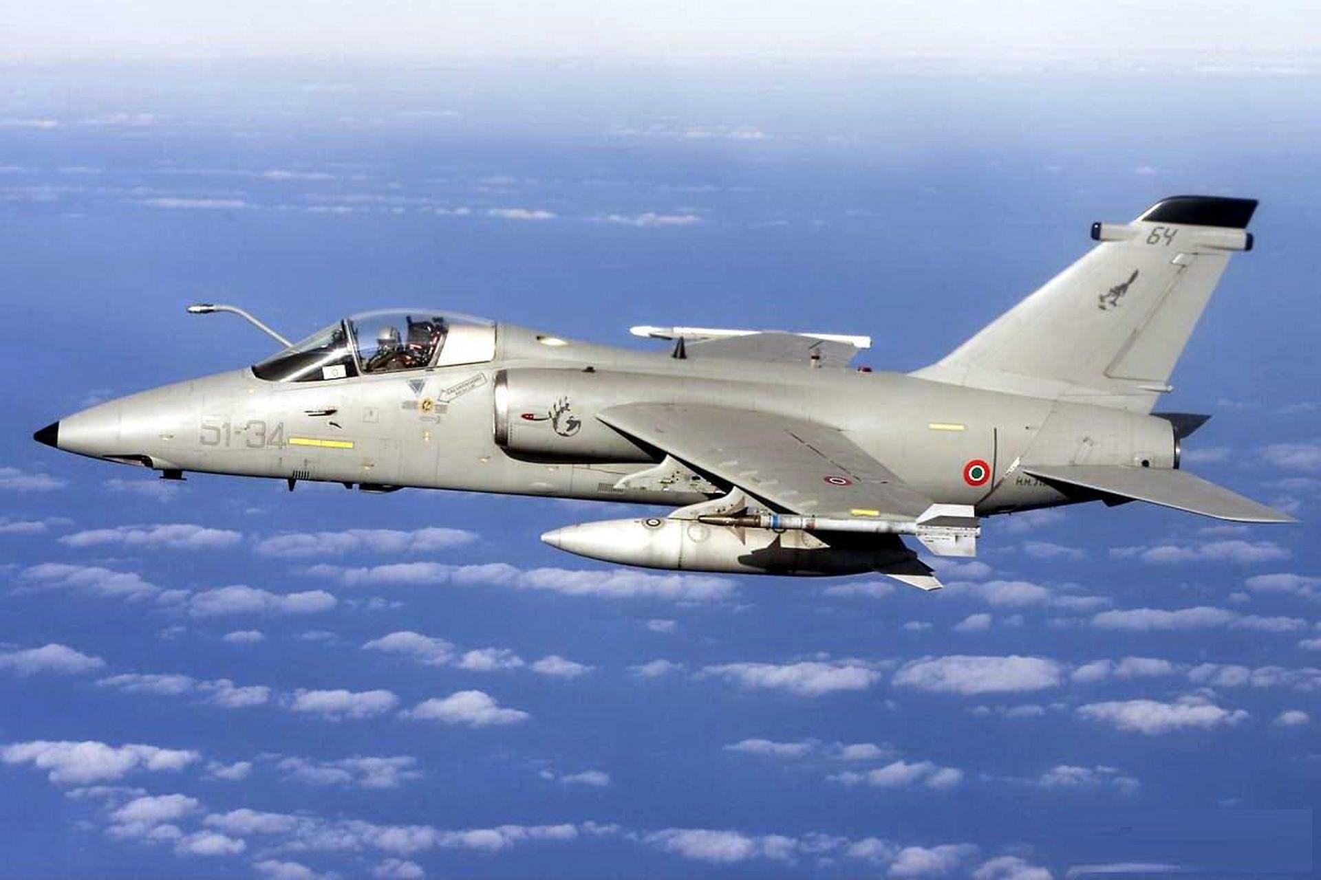 低调的amx攻击机. 意大利巴西联合出品 1984年首飞,1989年服役.