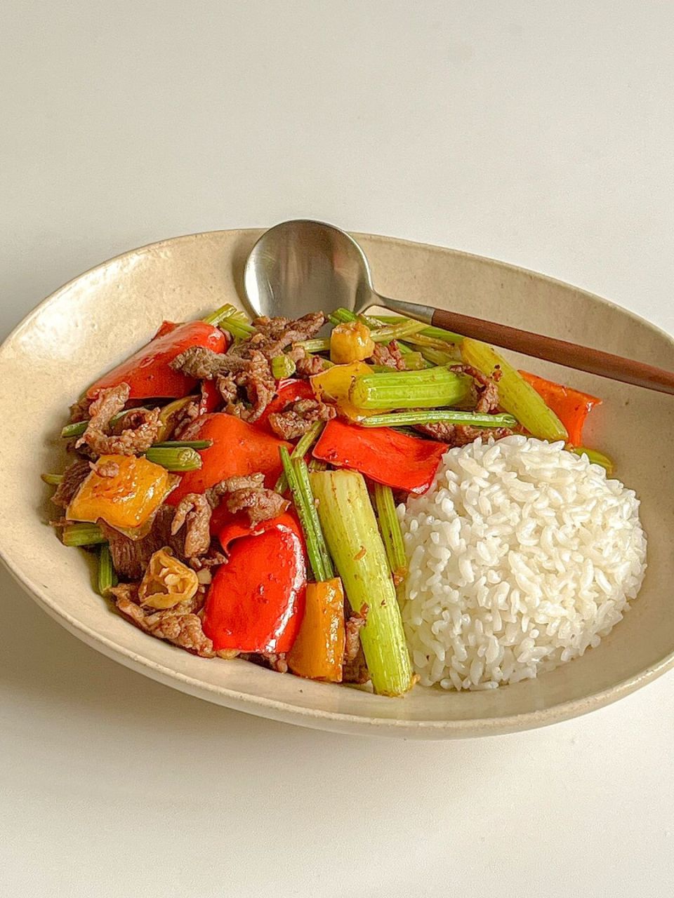 今日份快乐一人食: 🍋柠檬水 🍚 彩椒芹菜炒牛肉盖饭 - 啰里八嗦: