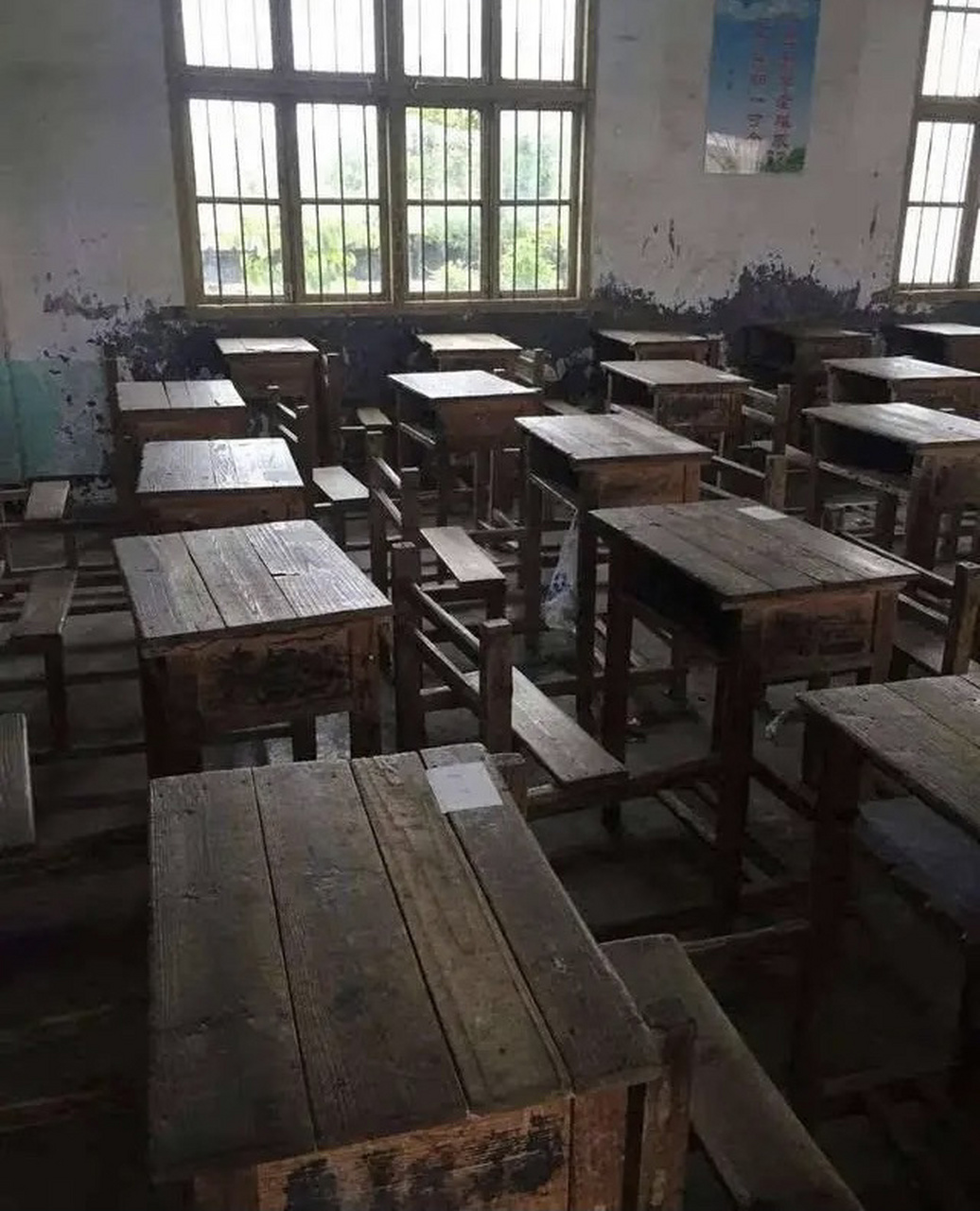 有坐过这种课桌上学的朋友吗71 两人一张,然后还在中间画个界限75