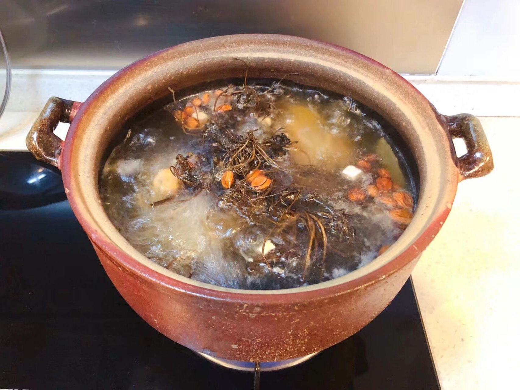 地地胆头煲青头鸭 青头鸭 地胆头 茯苓 南北杏 无花果 蜜枣 姜片 功效