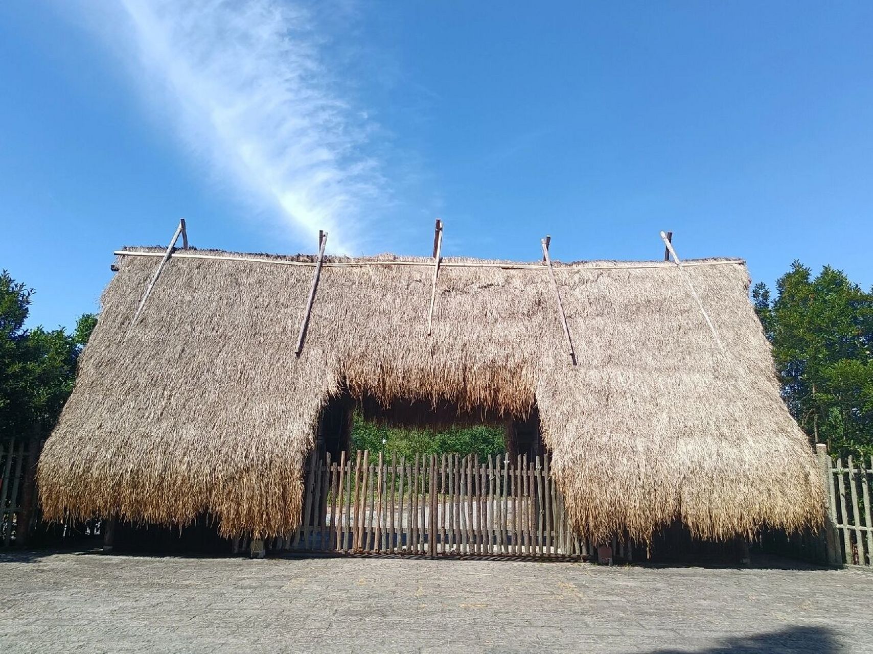 河姆渡遗址,位于浙江省宁波市余姚市河姆渡镇河姆渡村的东北,距