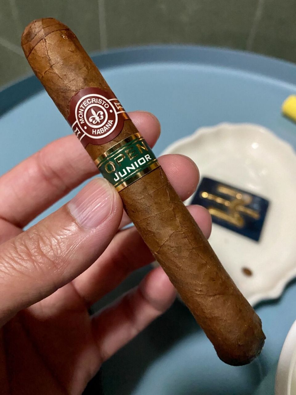 今晚用montecristo open junior 古巴雪茄配鲜奶,你别说,还真舒服.