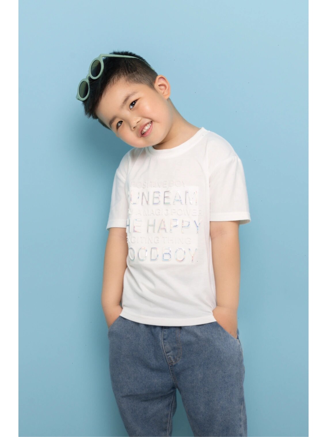 看一眼就喜欢的九宫格表情包,爱笑的小男孩