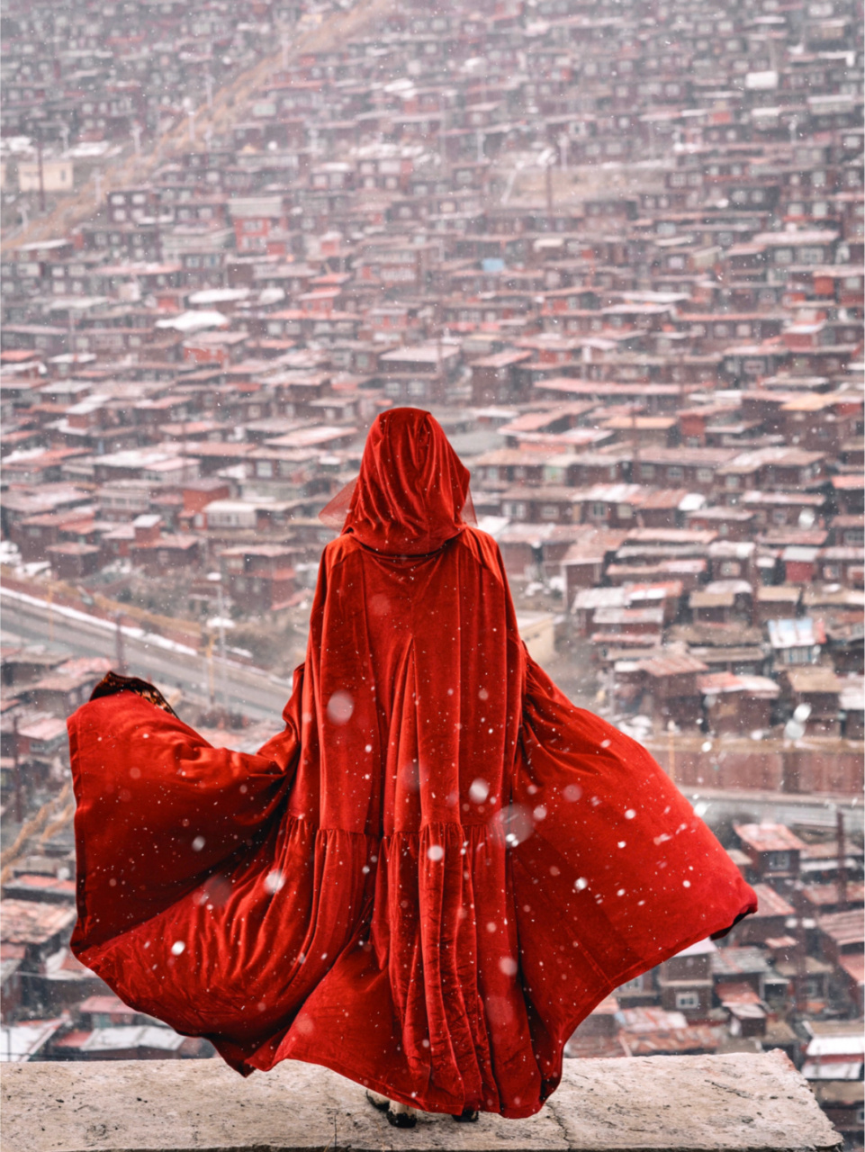 之前色达的笔记发出来,最问得最多的就是身上这件红袍太抢镜,在哪里买