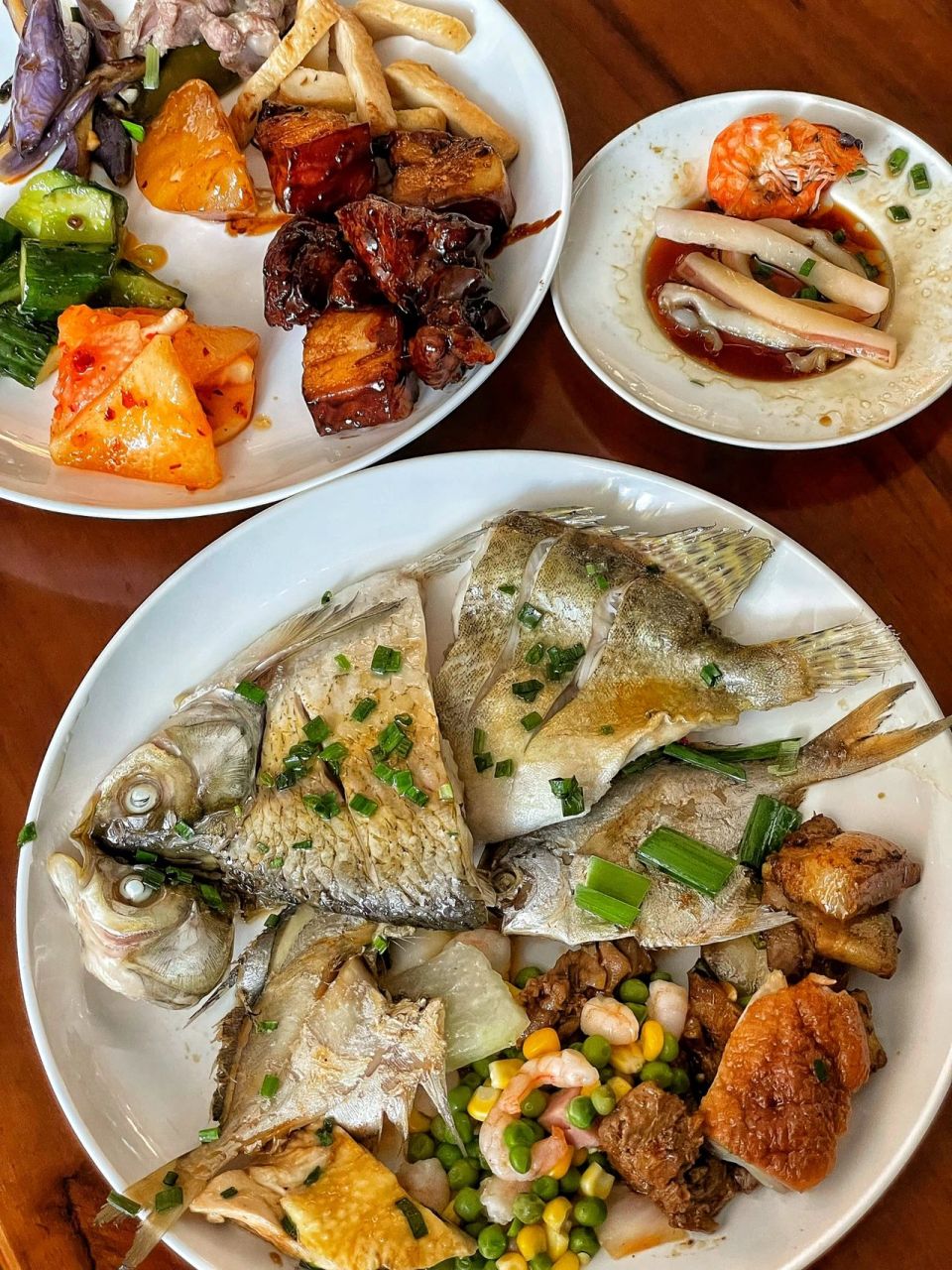 位置99在「东海鲜生海鲜酒楼(东新路店)」二楼 一楼是点菜区,非