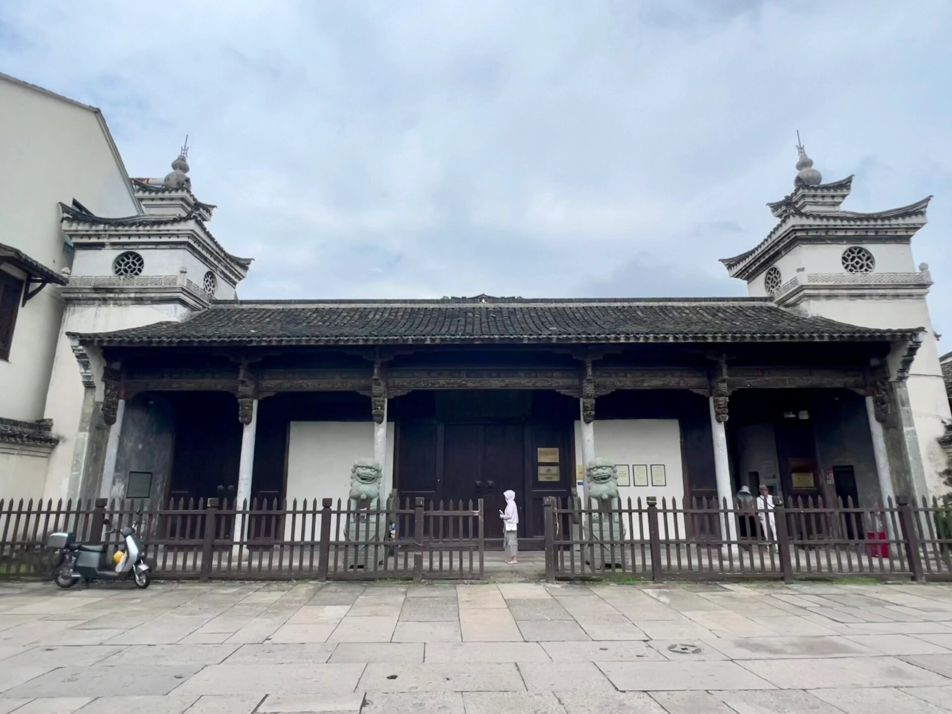 枫桥大庙 枫桥大庙位于诸暨市枫桥镇.著名的"枫桥精神"即发源于此.