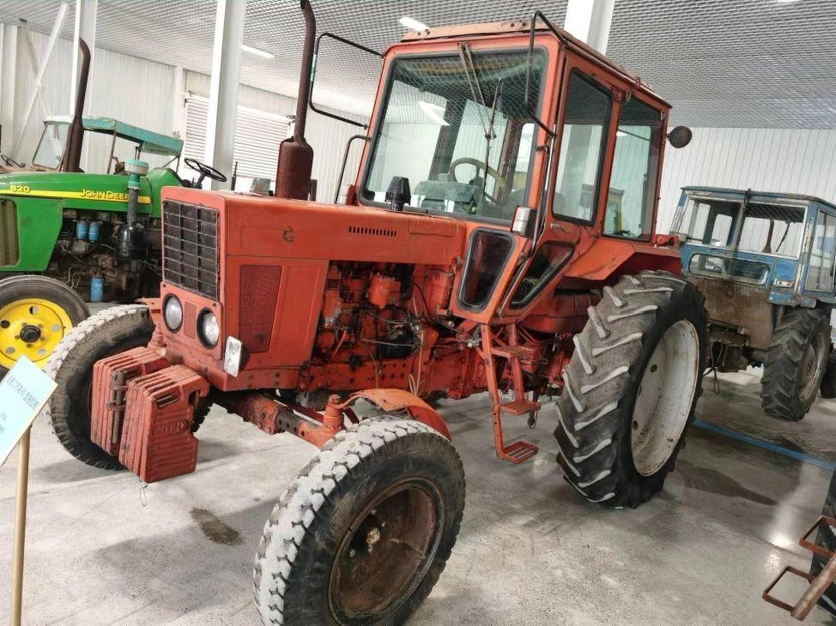 ①《长春东方红一28型拖拉机》,1980年11月由长春拖拉机制造厂生产,东