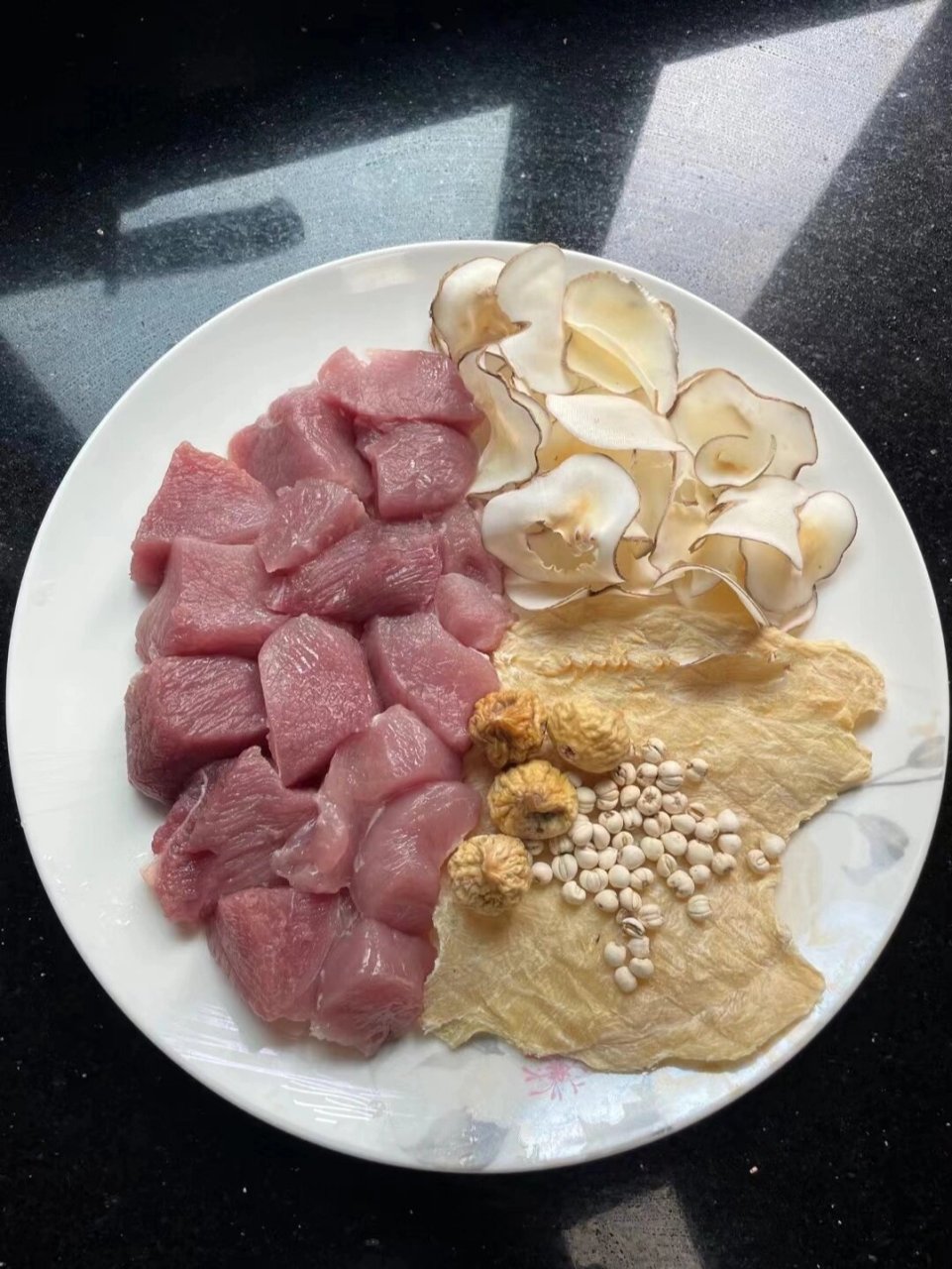 润肺化痰适合秋燥的季节 川贝 瘦肉 鳄鱼肉干 无花果干 海底椰放一起