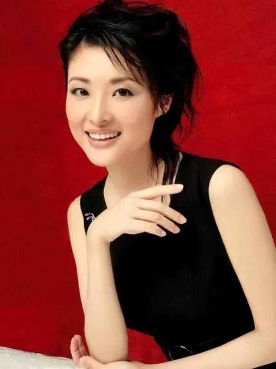 周涛生于安徽淮南市,中国中央电视台著名节目主持人,央视大型节目中心