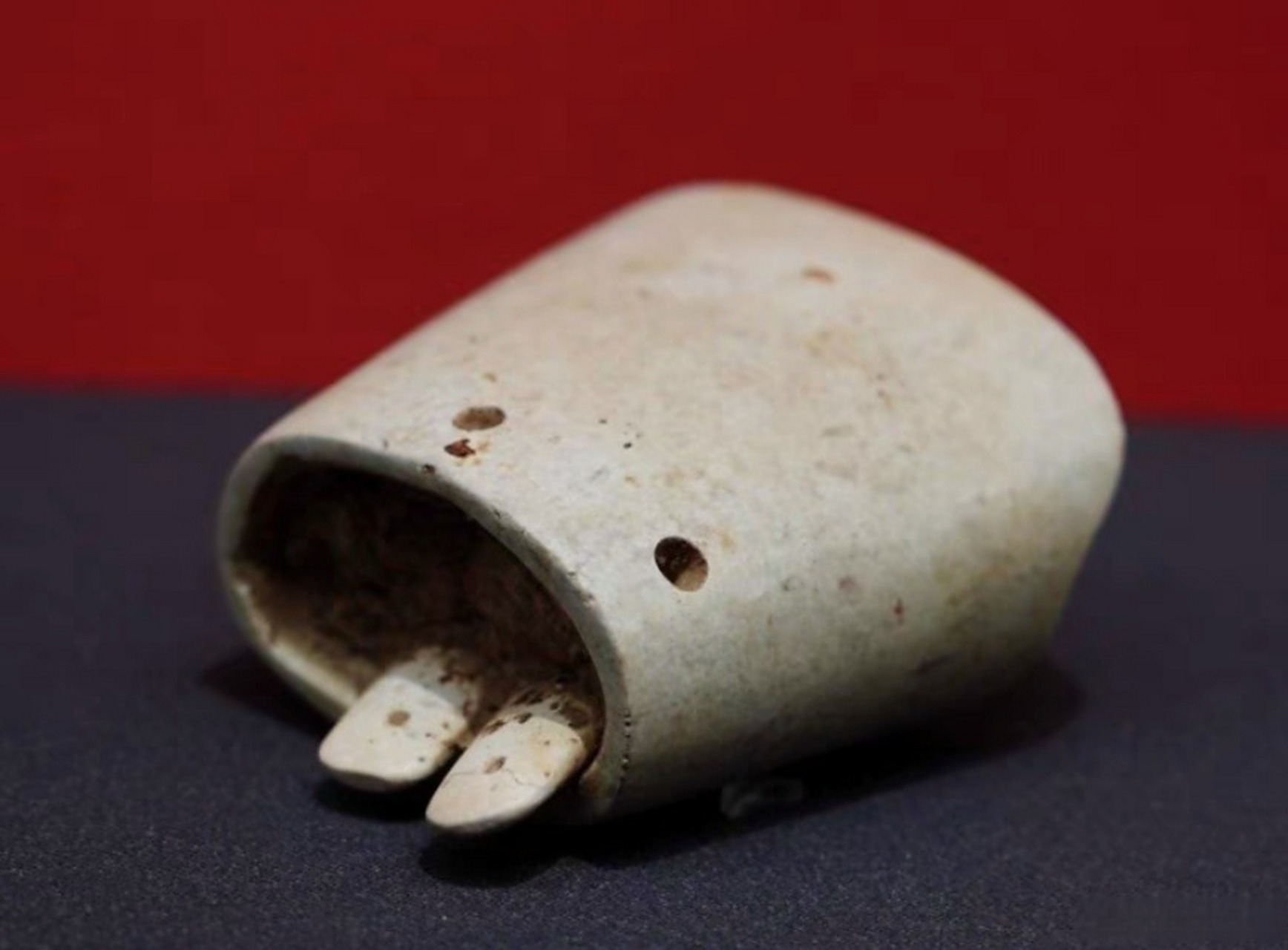 古玉居说玉# 再看一件牛河梁出土的红山文化玉箍形器.