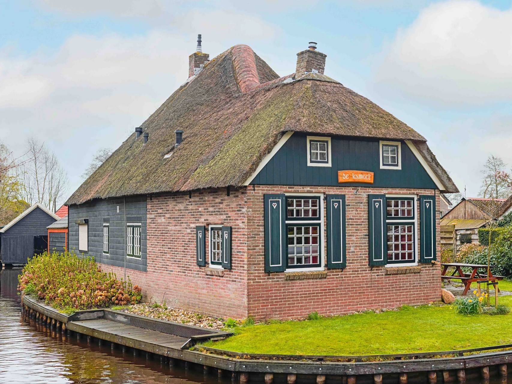 荷兰羊角村茅草屋  羊角村的茅草屋很有特色,除了屋顶是用茅草覆盖以