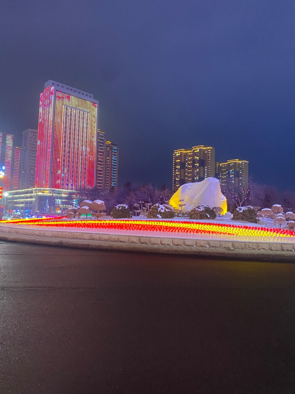 奎屯市是新疆主要农牧区和粮油棉基地.这里是往北疆旅游的中转站