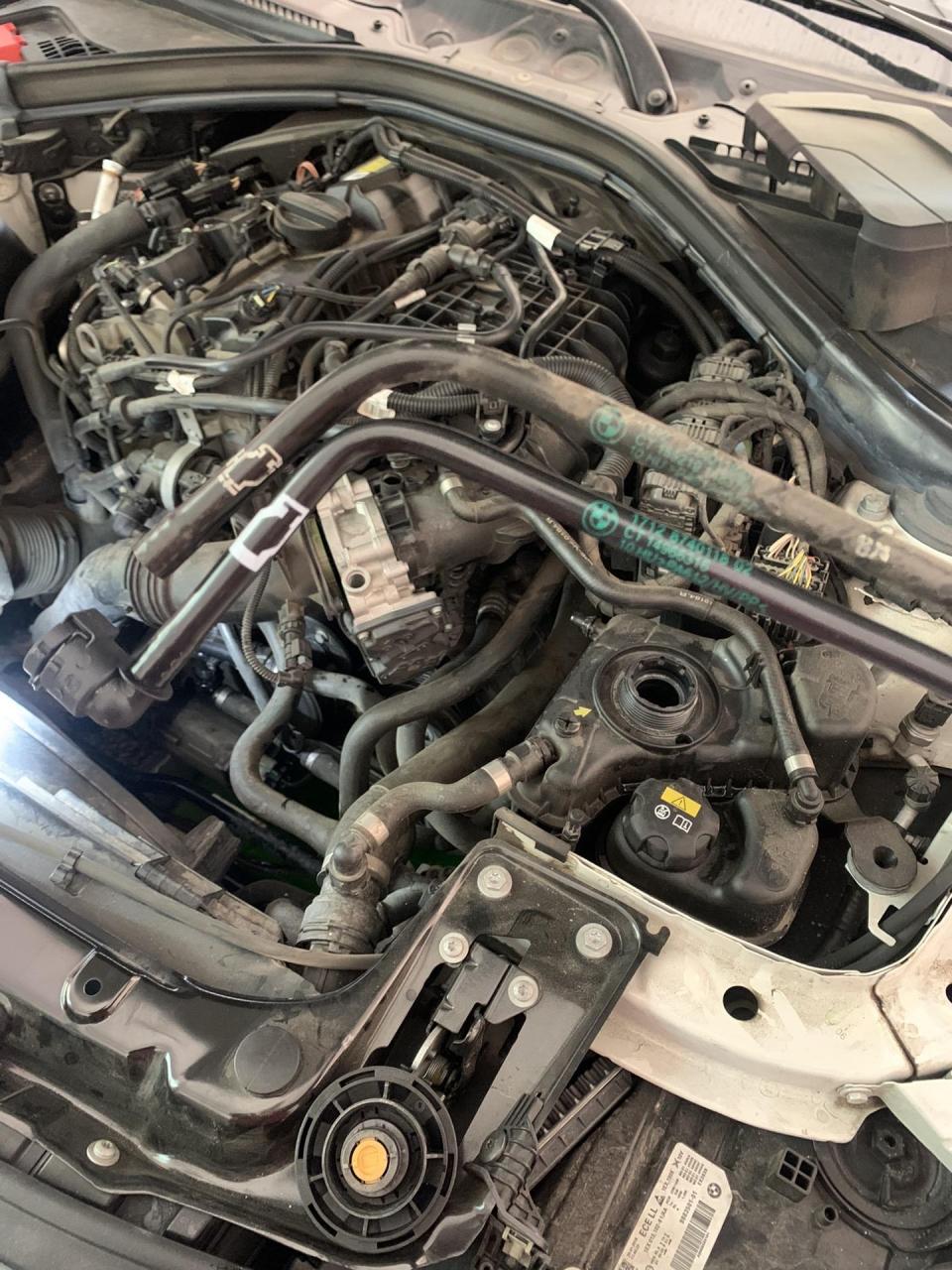 宝马b48发动机回水管老化漏水通病!建议提前更换避免半路抛锚