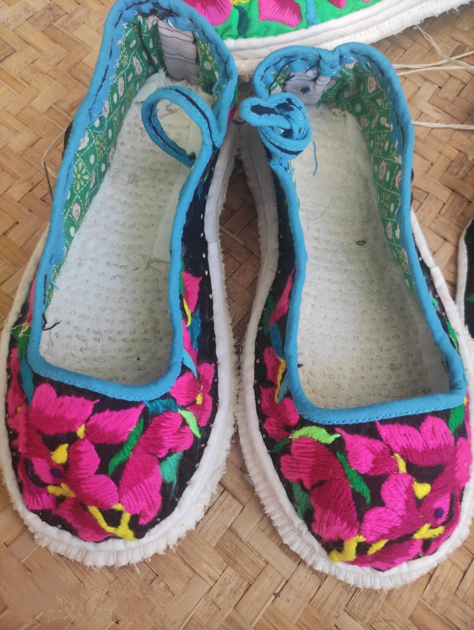 云南彝族手工绣花鞋 大妈做的绣花鞋,说无聊就天天绣花,知道我会画画