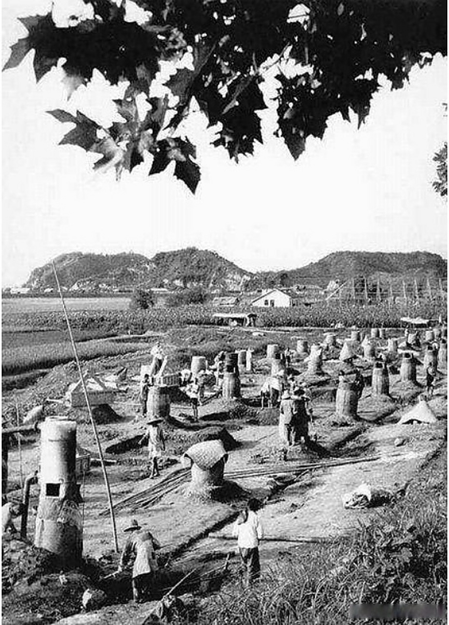 1958年,大炼钢铁的小高炉,炼的是农民家里的铁器,包括家具上的合页