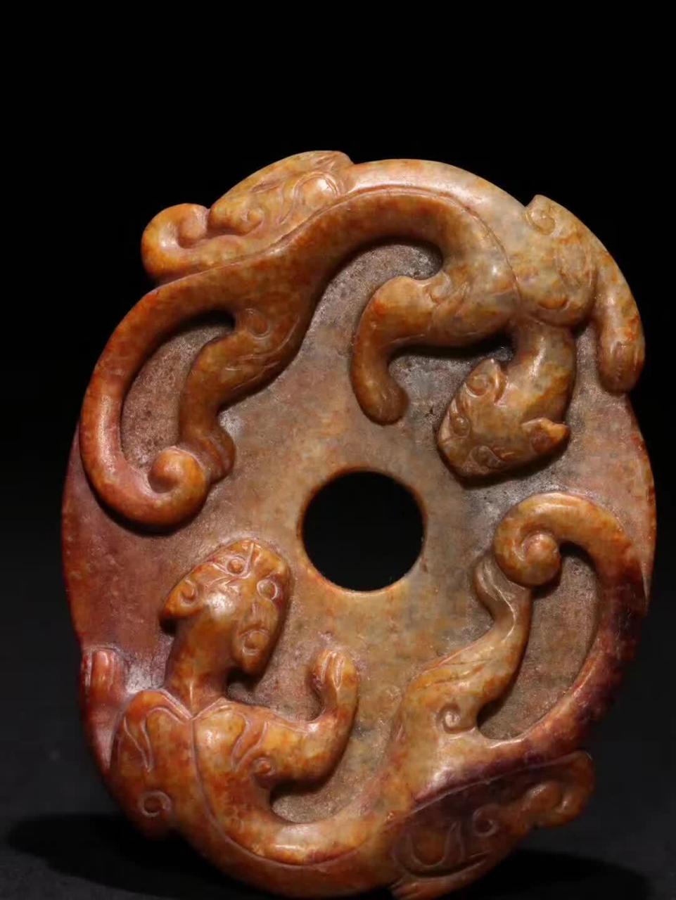自明代的和田黄玉《双螭龙》玉璧,规格精巧,宽度为6.6cm,高度为5.