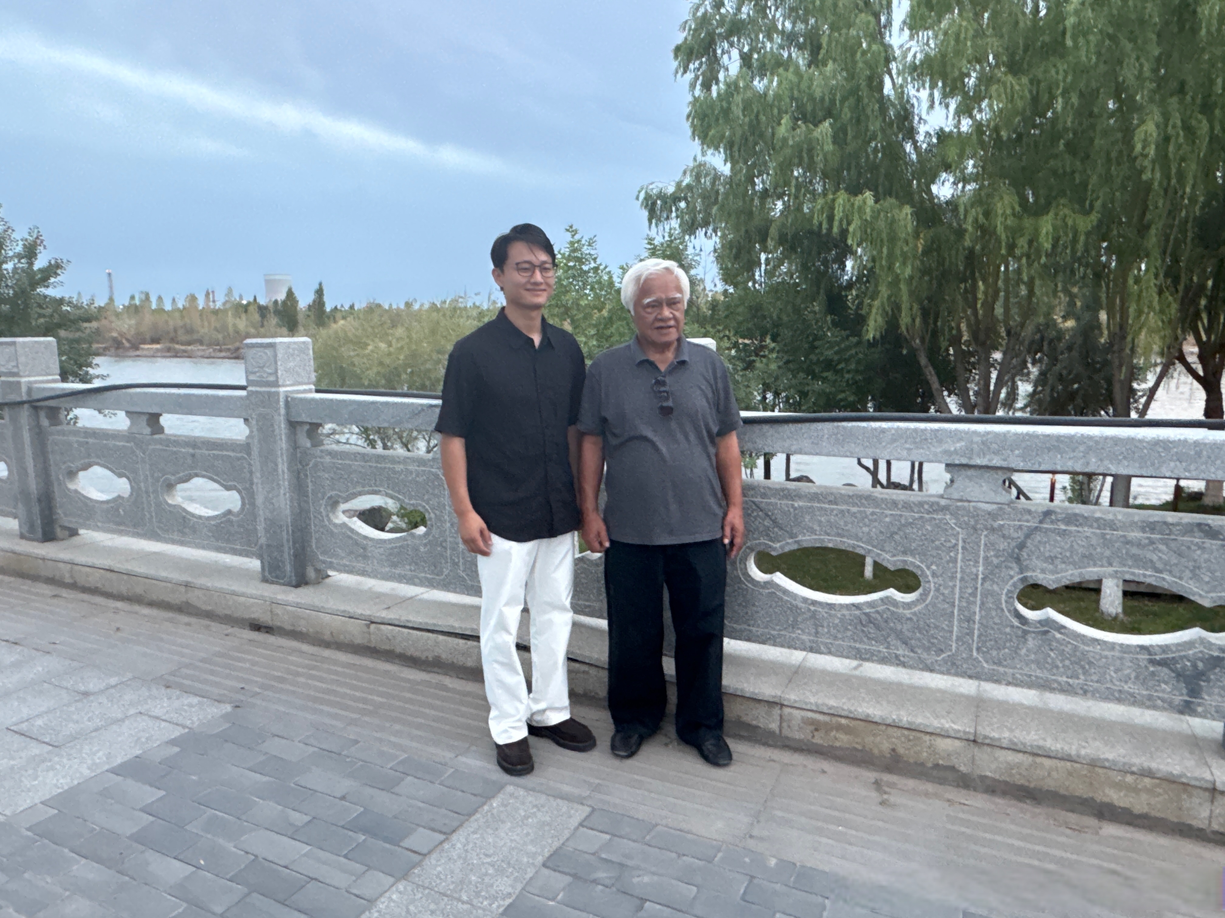 在向日葵田旁遇见了卖蜂蜜的小男孩,在六星街赛努拜