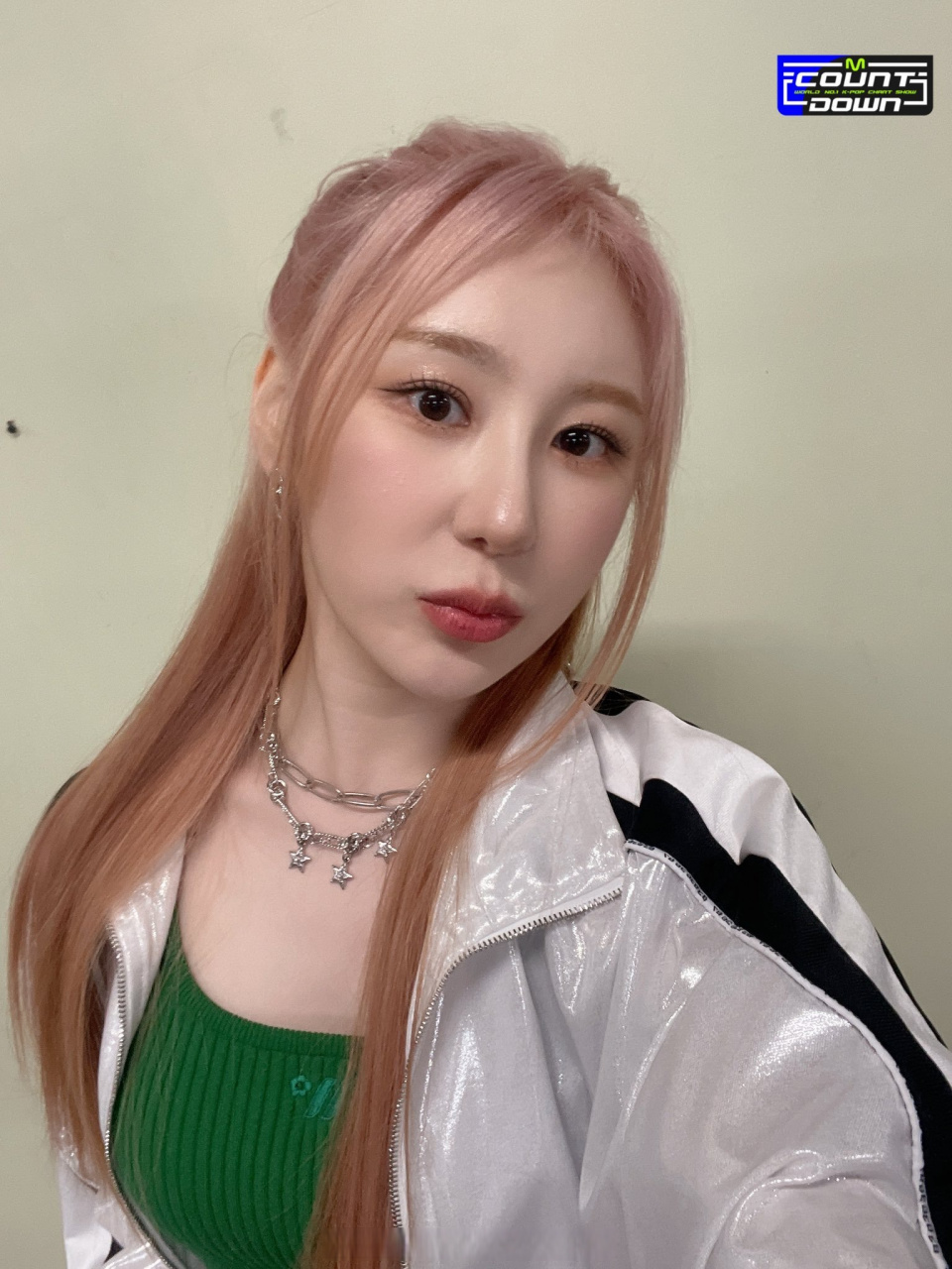 李彩演##李彩演新歌knock#230413新更mcd舞台后台照 期待李彩演星曲