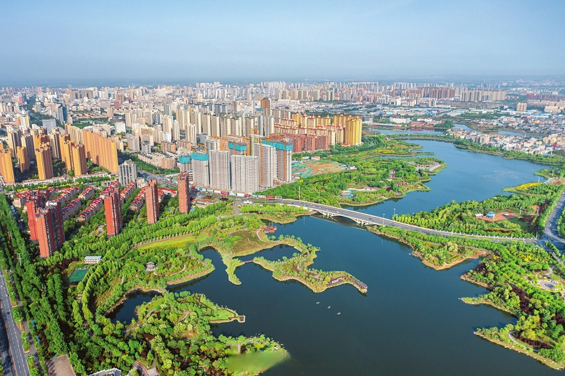 【生机盎然】4月20日,运城市中心城区禹都公园绿意葱茏,生机盎然.